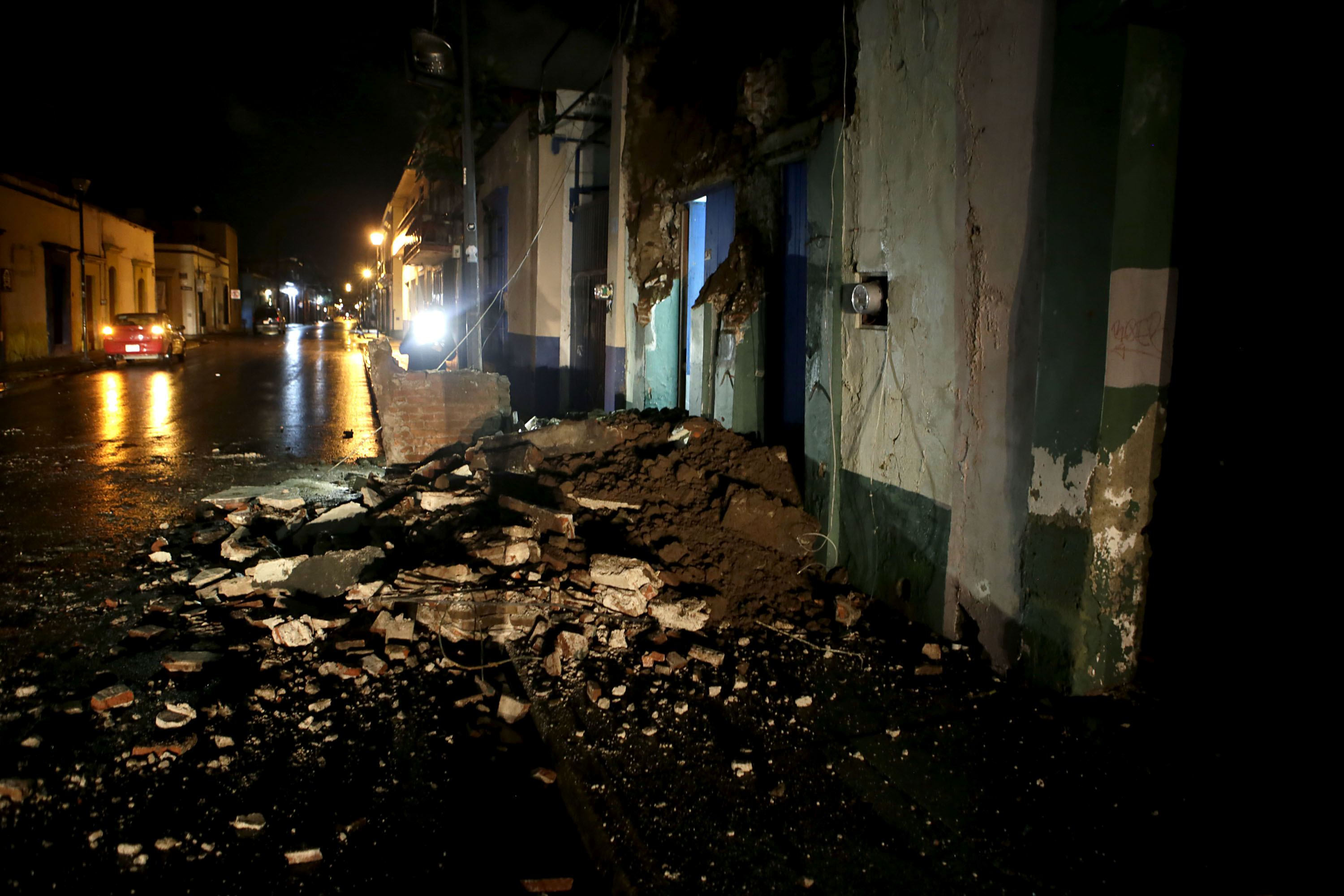 Vista general de daños hoy, viernes 8 de septiembre de 2017, en la ciudad de Oaxaca. EFE/Mario Arturo Martinez