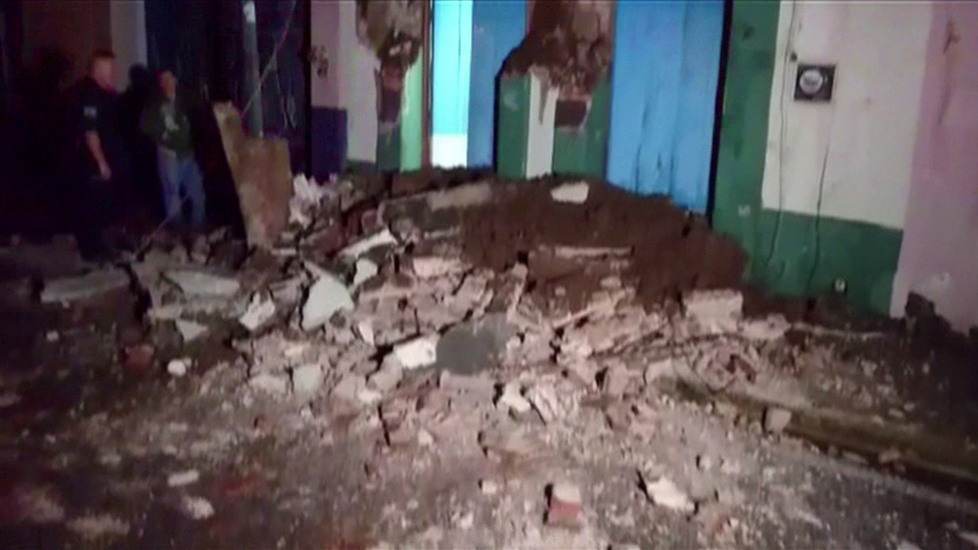 Captura de una imagen de TV que muestra los daños a un edificio en Oaxaca (AFP)