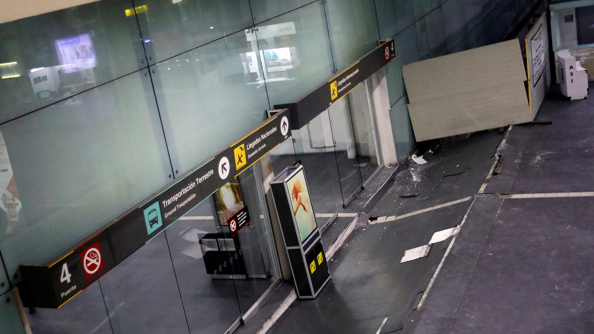 Lo daños en el aeropuerto Internacional Benito Juarez, ciudad de Mexico. (Reuters)