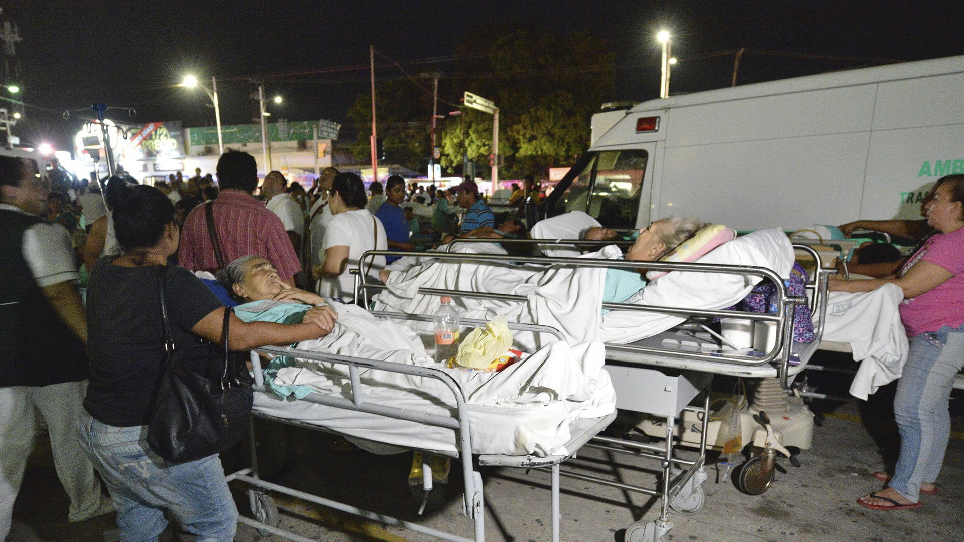 Pacientes y médicos de un hospital en Villahermosa ( México) permanecen fuera, tras un fuerte sismo de magnitud ocho en la escala de Richter que sacudió hoy violentamente a México (EFE)