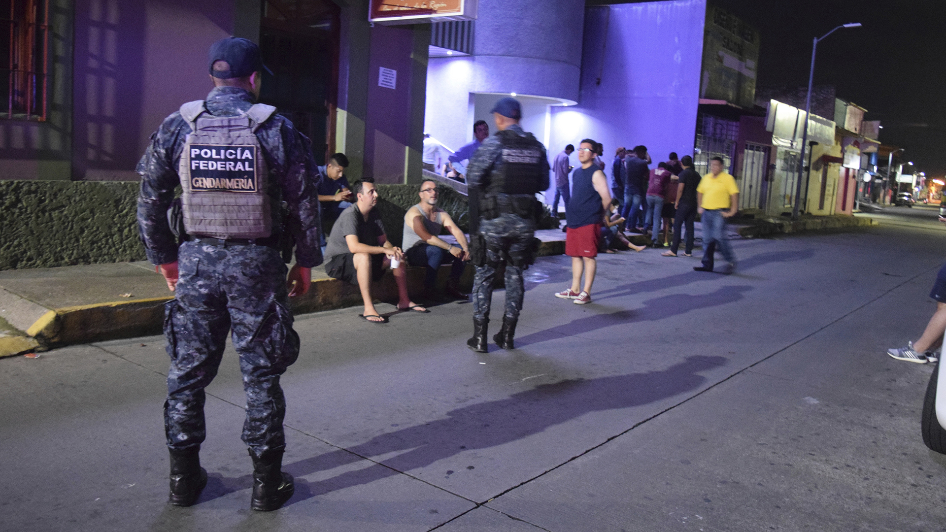 Policías federales resguardan a turistas en el municipio de Tapachula, en el estado de Chiapas (México) (EFE)