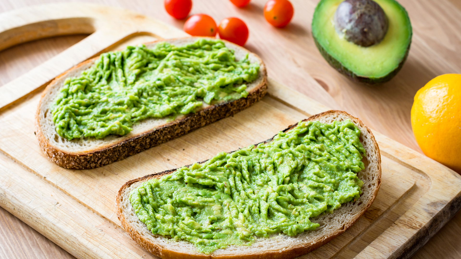 El avocado toast puede ser nutritivo pero es importante medir las cantidades (iStock)