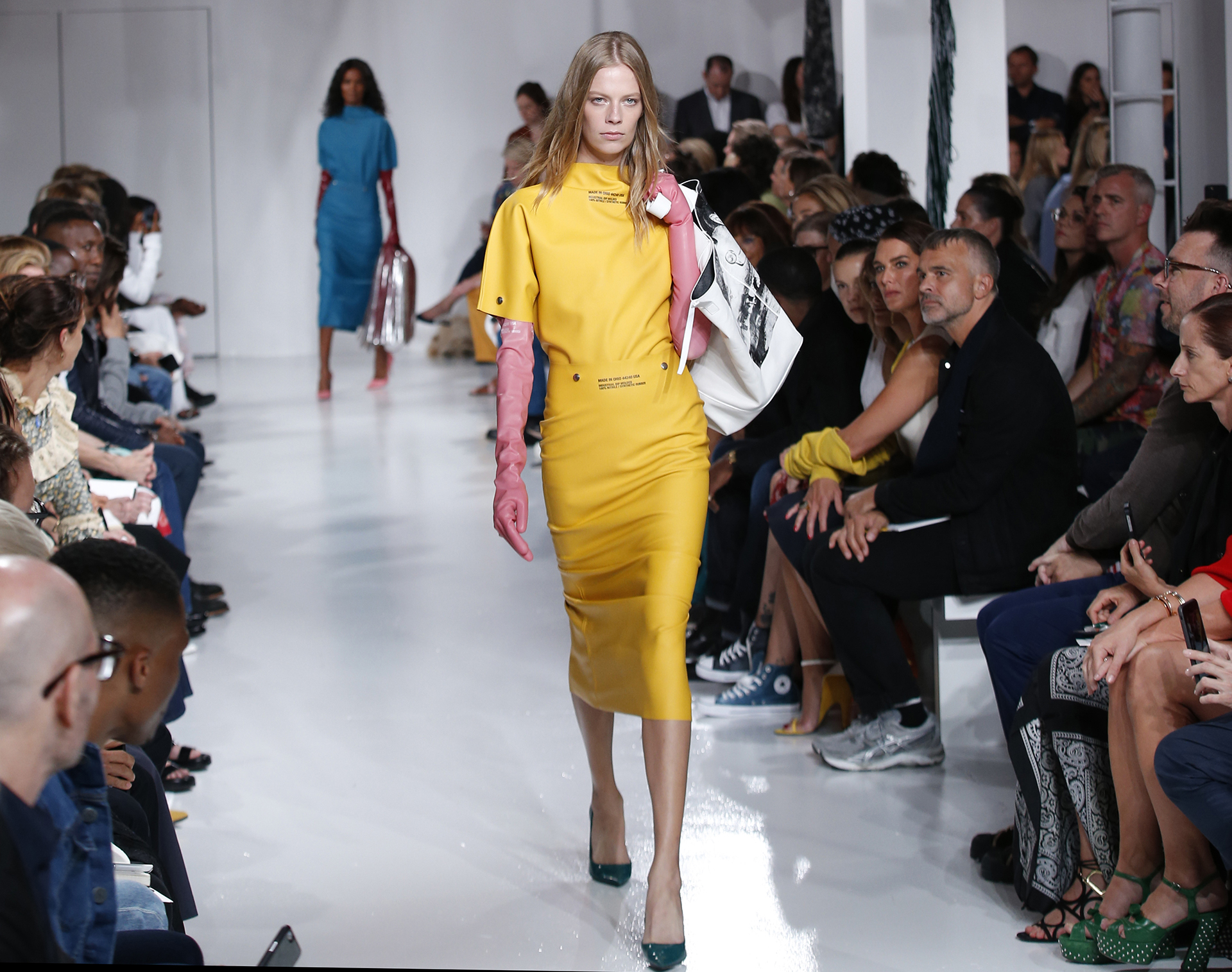 Amarillo en falda pencil y blusa de mangas cortas con cuello polera con guantes al codo rosados y stilettos en petroleo (AP)