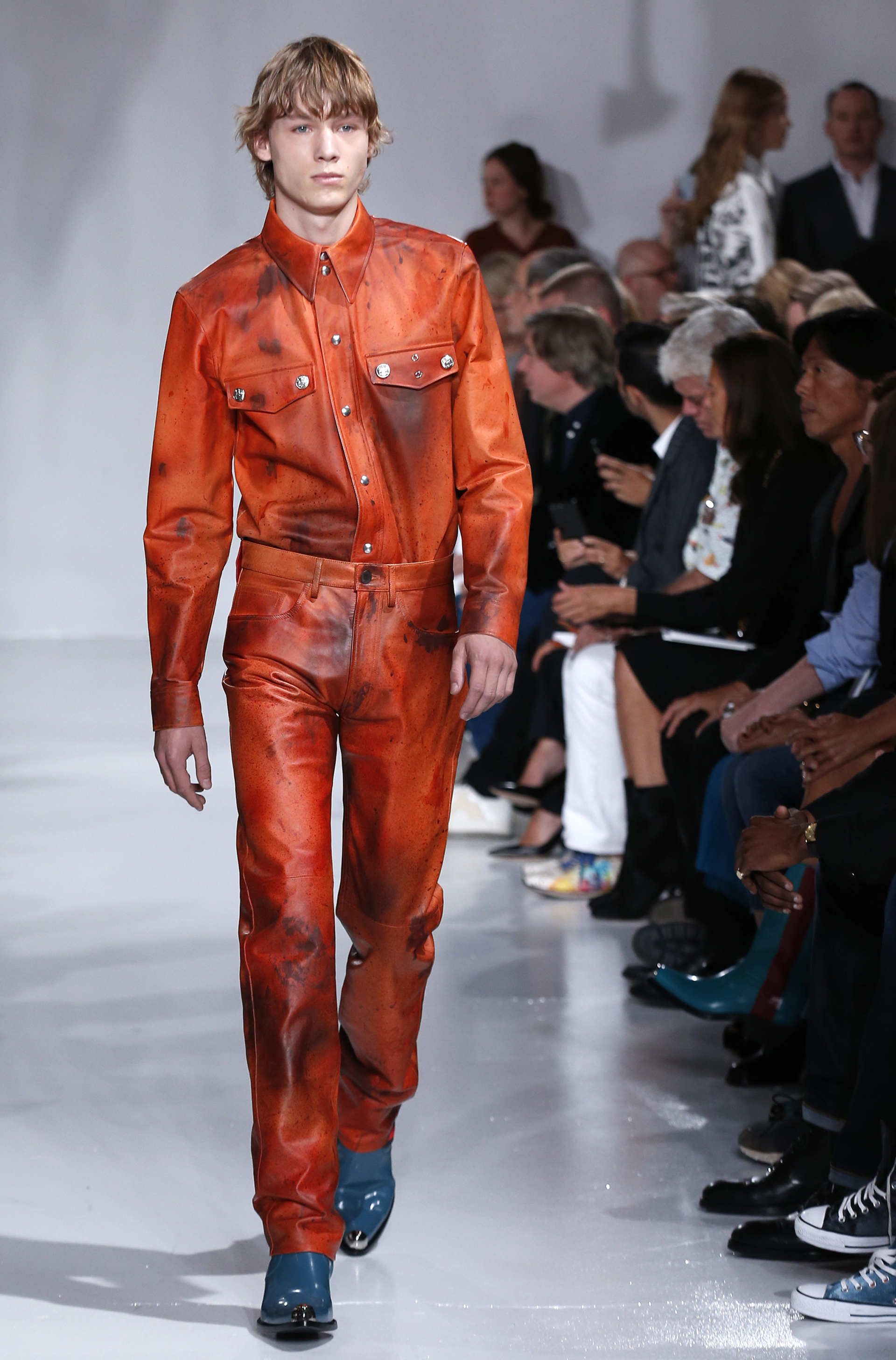 En su línea masculina, cuero salpicado en naranja oxidado (AP)