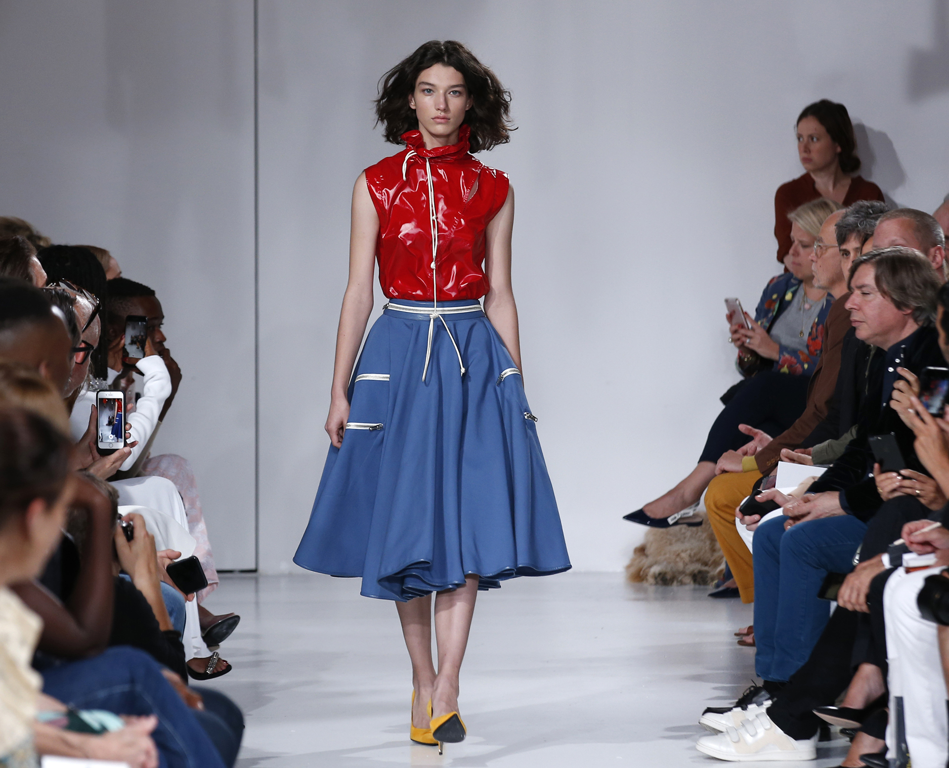 La boutique presentó una versión millennial de su estilo (AP)