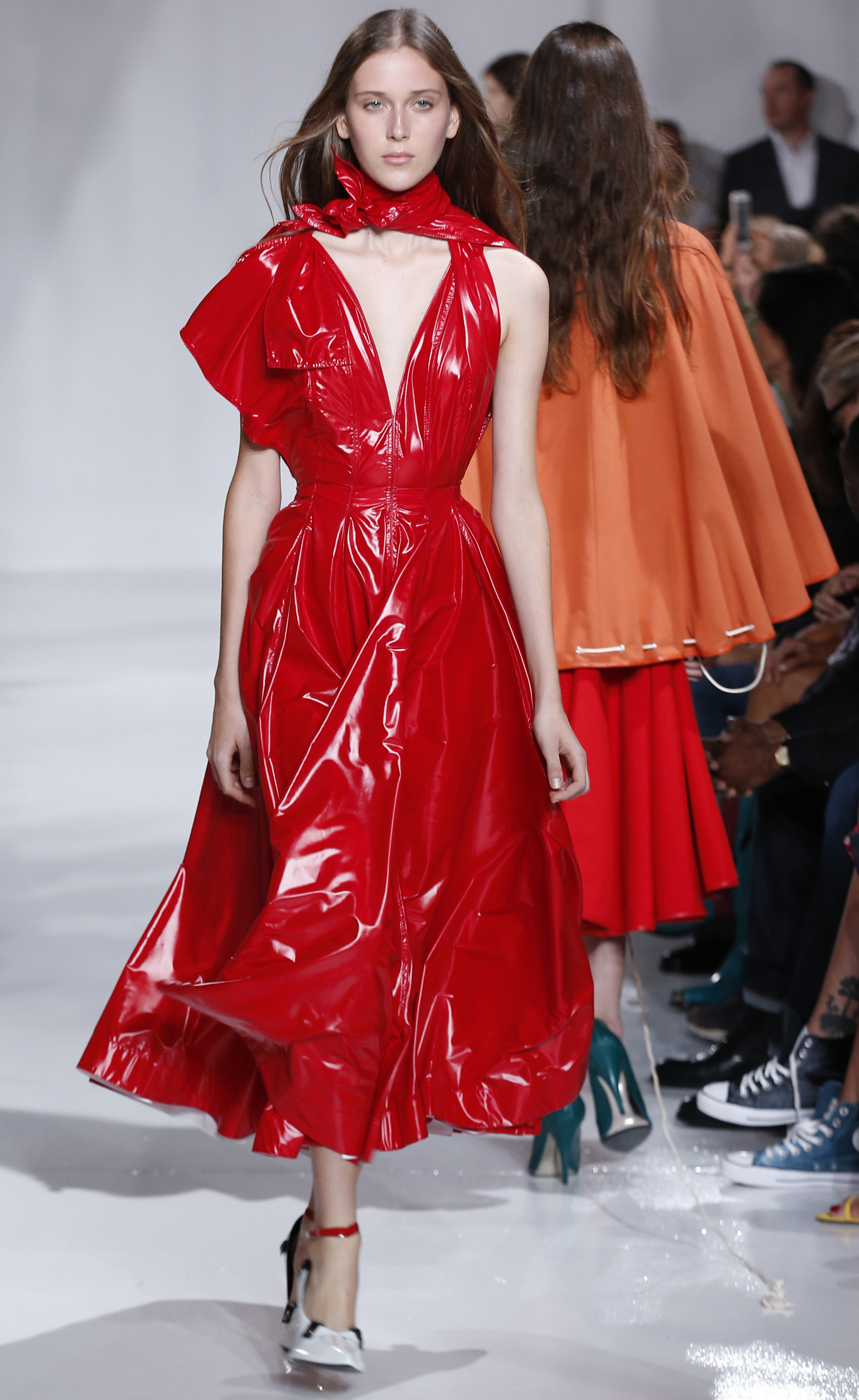 Calvin Klein y géneros rígidos. Vesitdos y prendas en vinilo, una tendencia que sigue vigente para la firma dirigida por Raf Simons (AP)