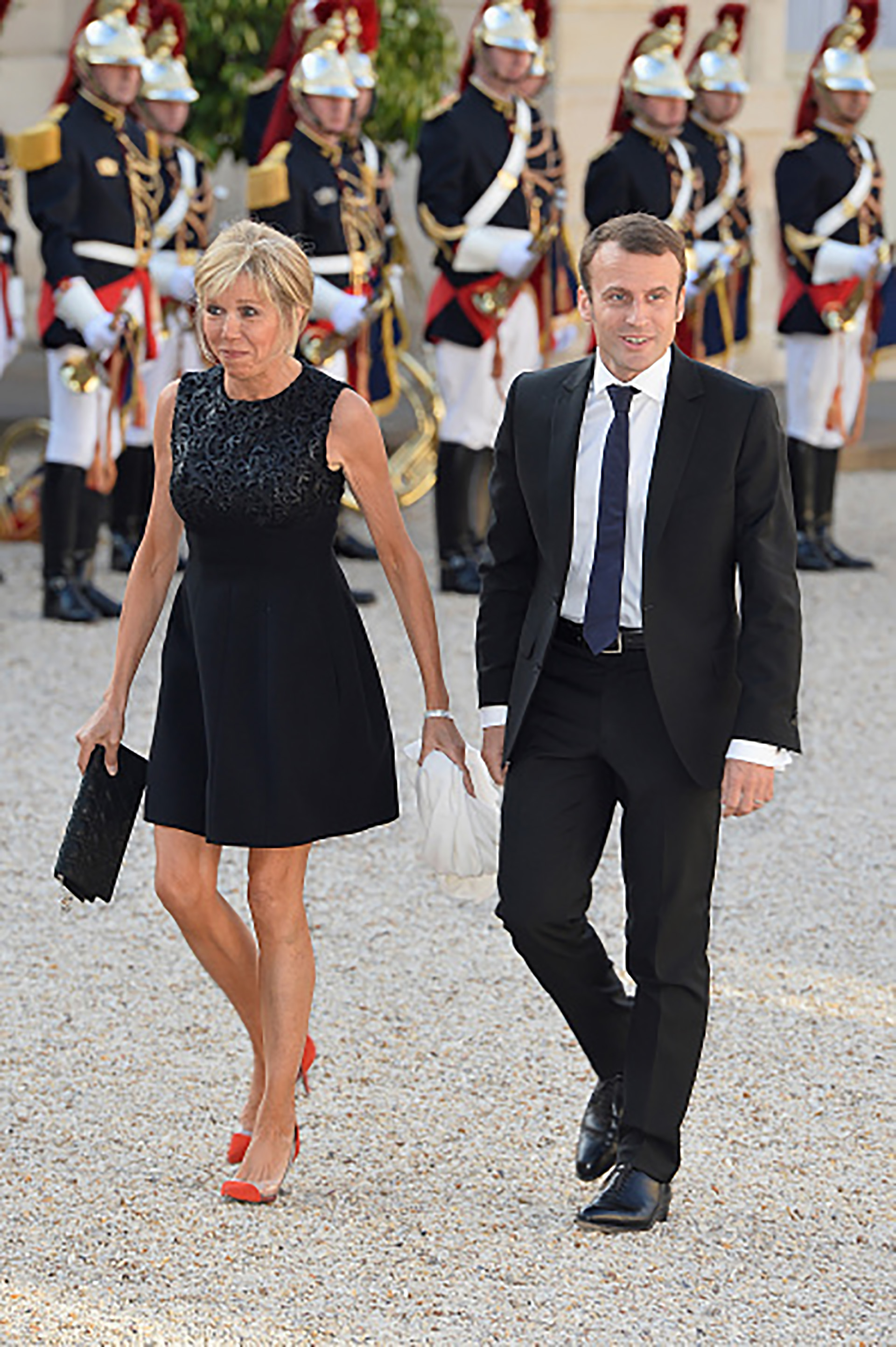Brigitte Macron es una amante de los mini vestidos sin estampas con corte en la cintura que dejan lucir sus figura (Photo by Pascal Le Segretain/Getty Images