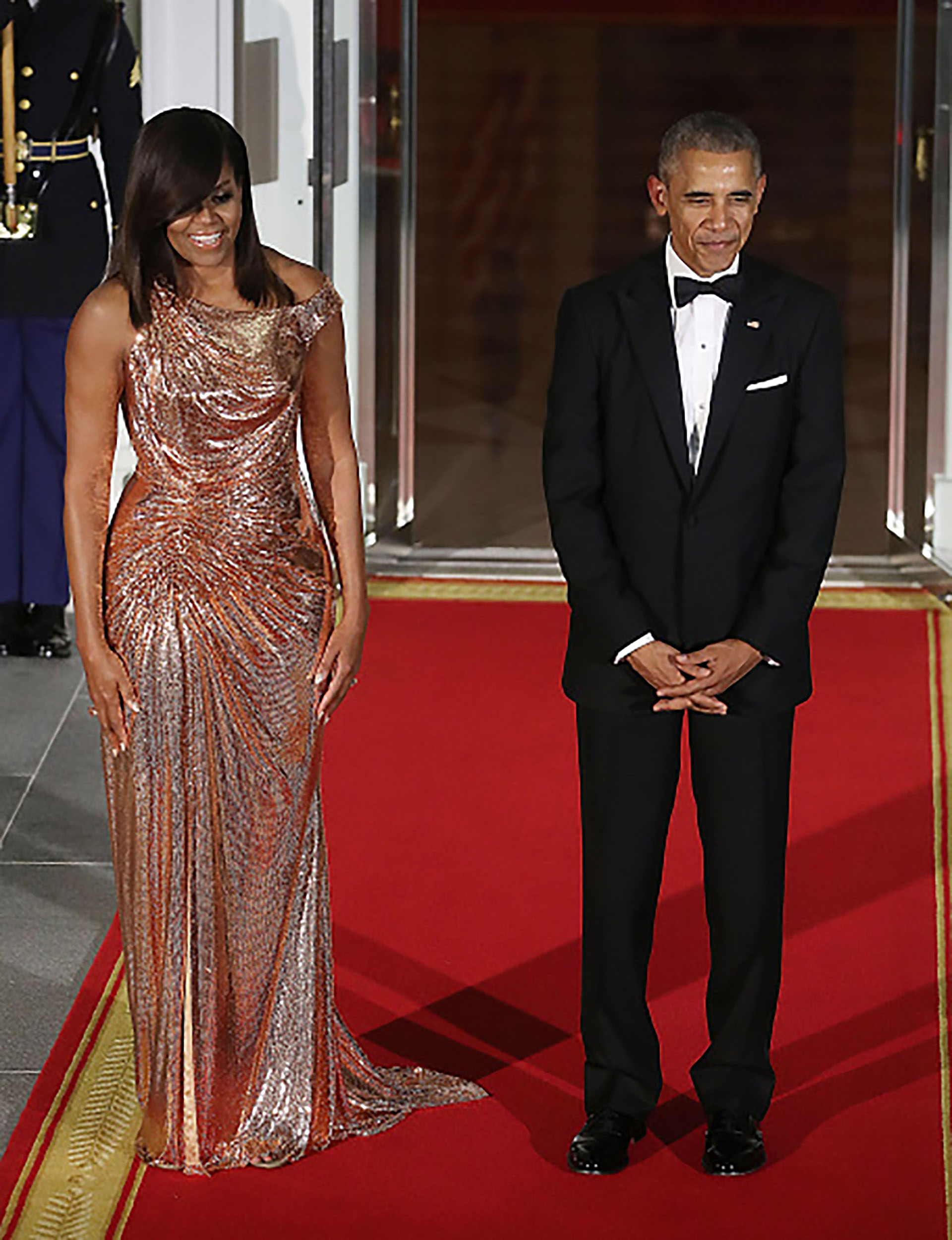 La última gala de Estado antes que dejaran su cargo el matrimonio Obama. Ella brilló con una pieza de impactó con un diseño de Atelier Versace. El presidente con un riguroso black tie (Mark Wilson/Getty Images