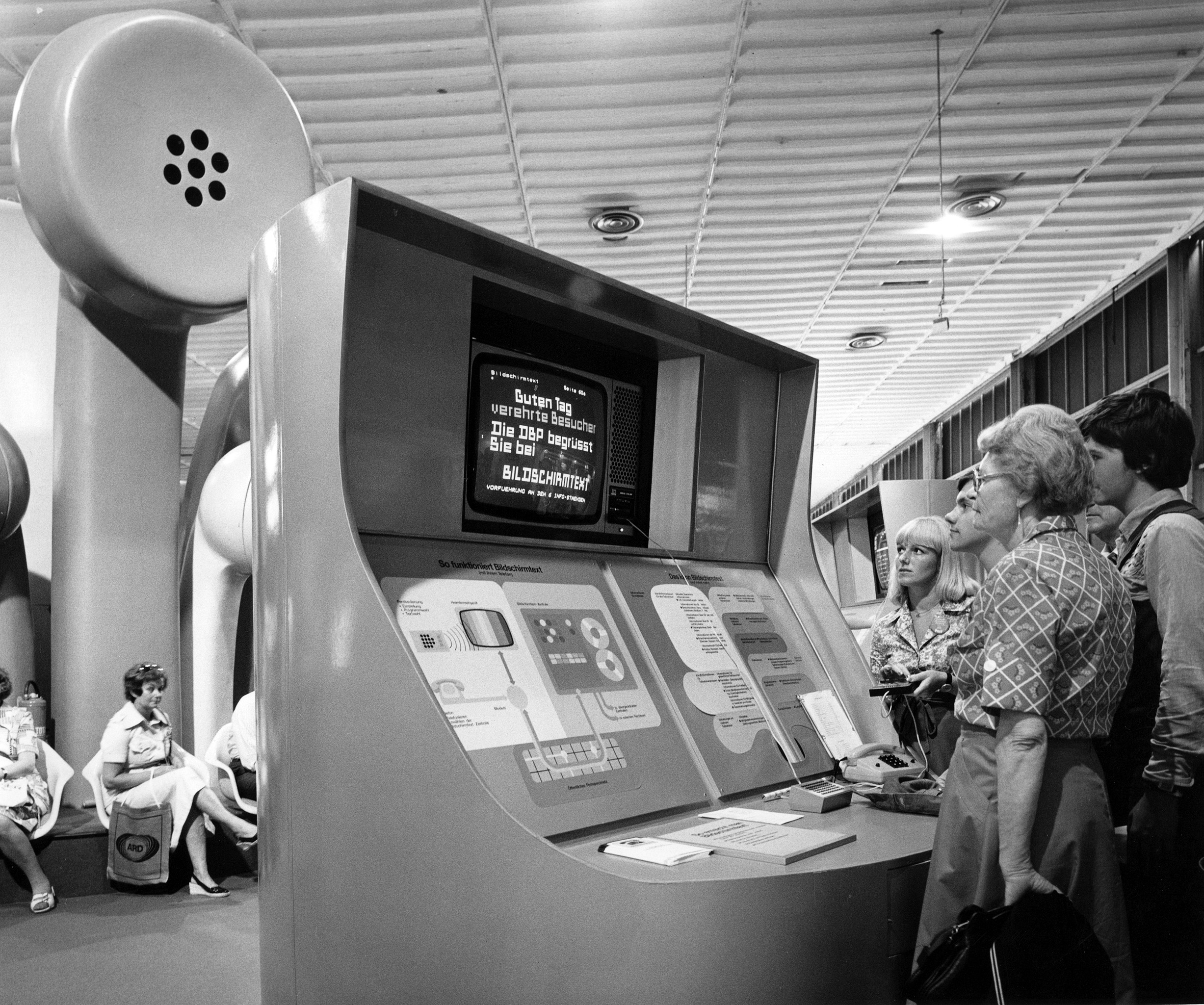 Un grupo de personas probando una de las primeras máquinas de Teletexto hace 40 años en IFA 1977.