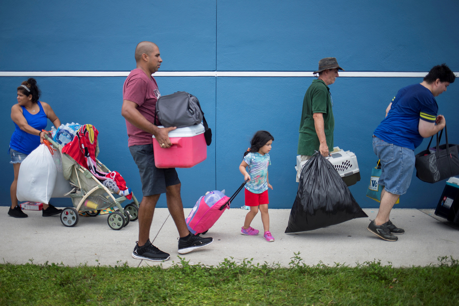 Los residentes llevan sus pertenencias a un refugio antes de la caída del huracán Irma en Estero, Florida. (Reuters)