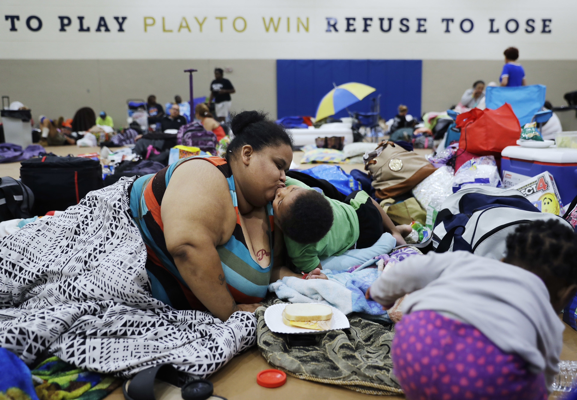 Annette Davis besa a su hijo Darius, de 3 años, mientras se queda en un refugio en Miami después de evacuar de su casa en Florida City, Florida. (AP)