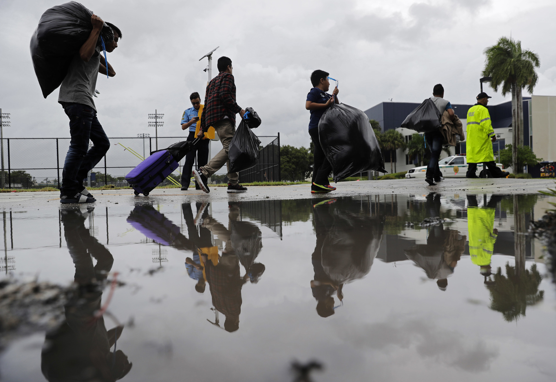 Los evacuados son trasladados a otro edificio con más baños mientras se refugian en Florida International University antes del huracán Irma en Miami. (AP)