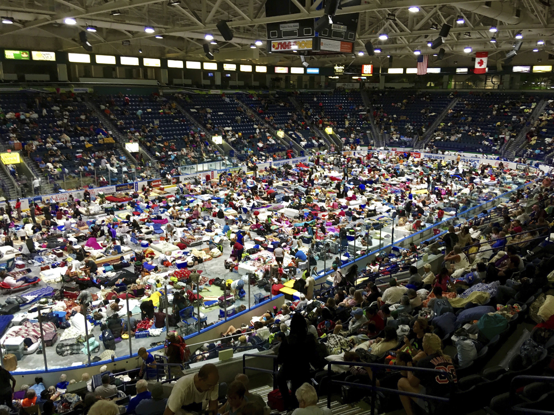 Los evacuados llenan el Germain Arena, que se está utilizando como refugio contra la lluvia radioactiva, antes del arribo del huracán Irma, en Estero, Florida, el sábado 9 de septiembre de 2017. (AP)