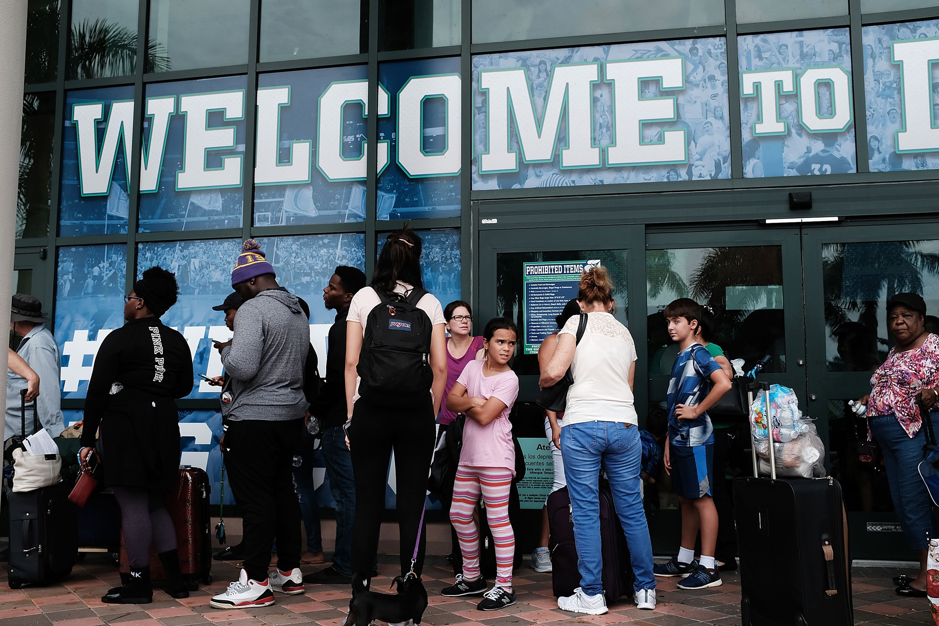 FORT MYERS, FL – SEPTEMBER 09: La gente llega a un refugio en Alico Arena donde miles de floridanos esperan superar el huracán Irma el 9 de septiembre de 2017 en Fort Myers, Florida. (Getty)