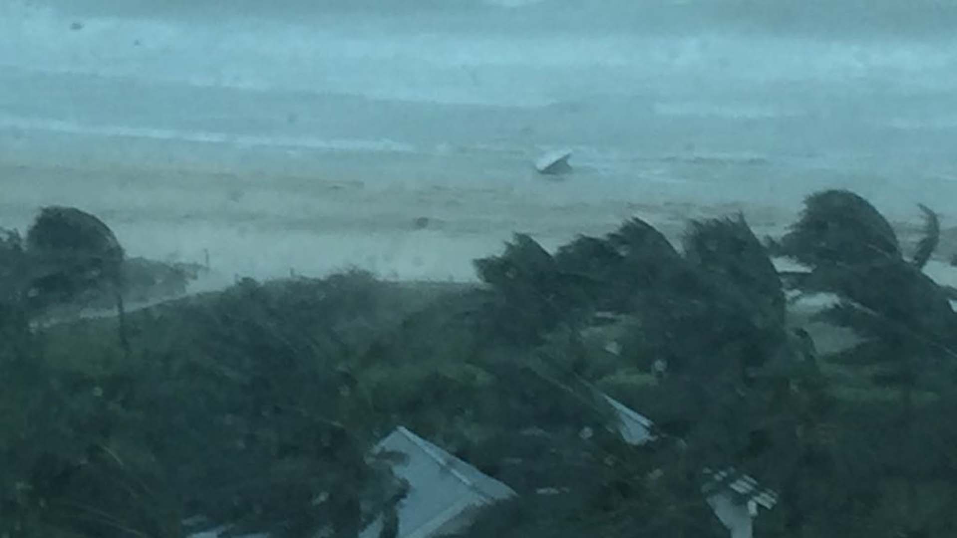 Un velero, arrastrado por el huracán Irma en South Beach, Miami