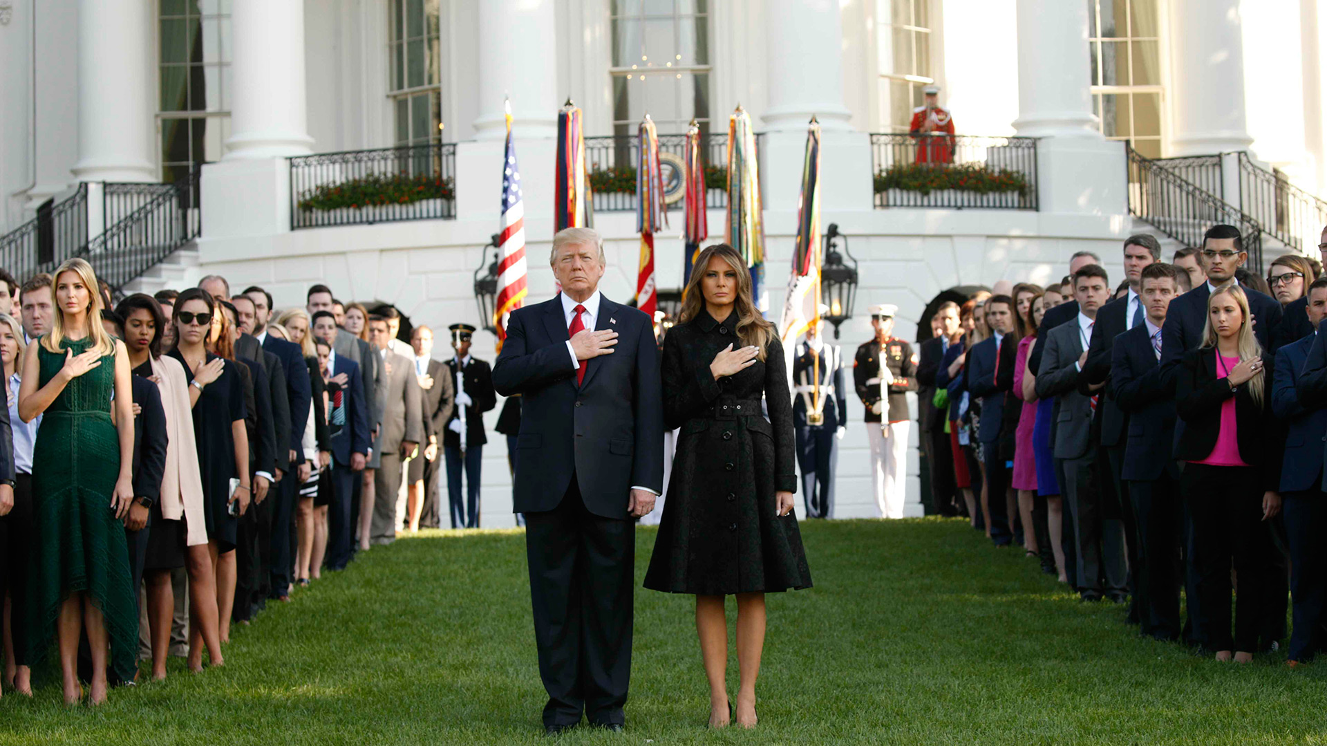 Trump y su esposa encabezaron un momento de silencio en los jardines del ala sur de la Casa Blanca en recuerdo de las víctimas del 11-S (Reuters)