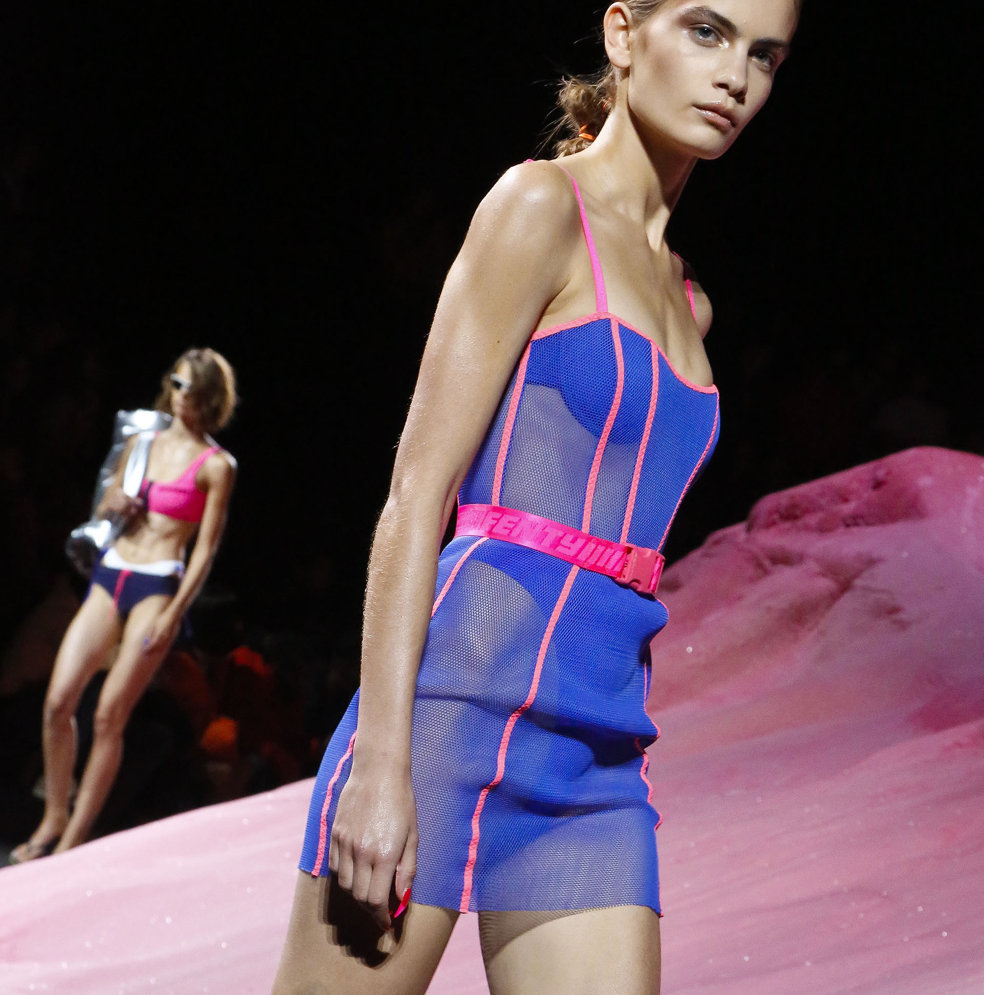 La colección compuesta por vestidos transformados en trajes de baño, sandalias de playa como stilettos (AP Photo/Bebeto Matthews)