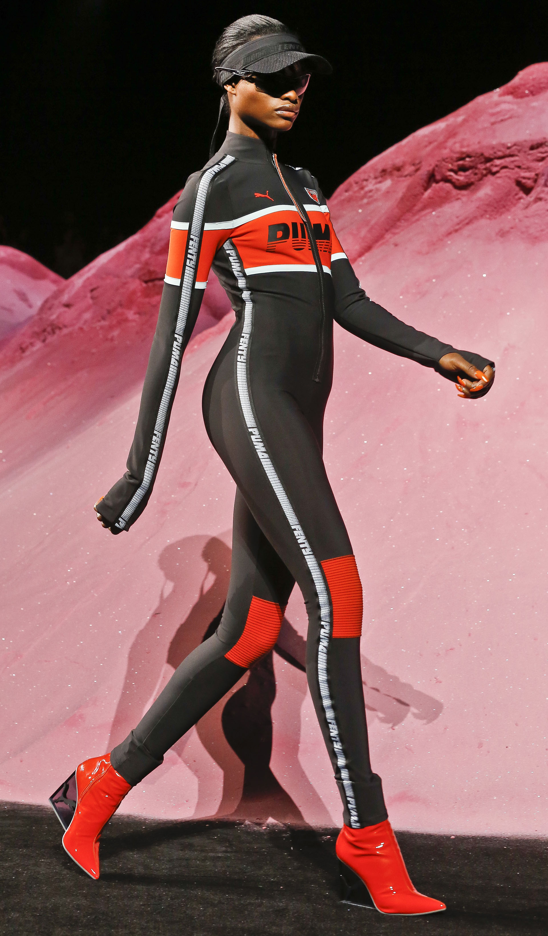 Fenty x Puma by Rihanna se inspiró en el mundo motocross para presentar sus creaciones (AP Photo/Bebeto Matthews)