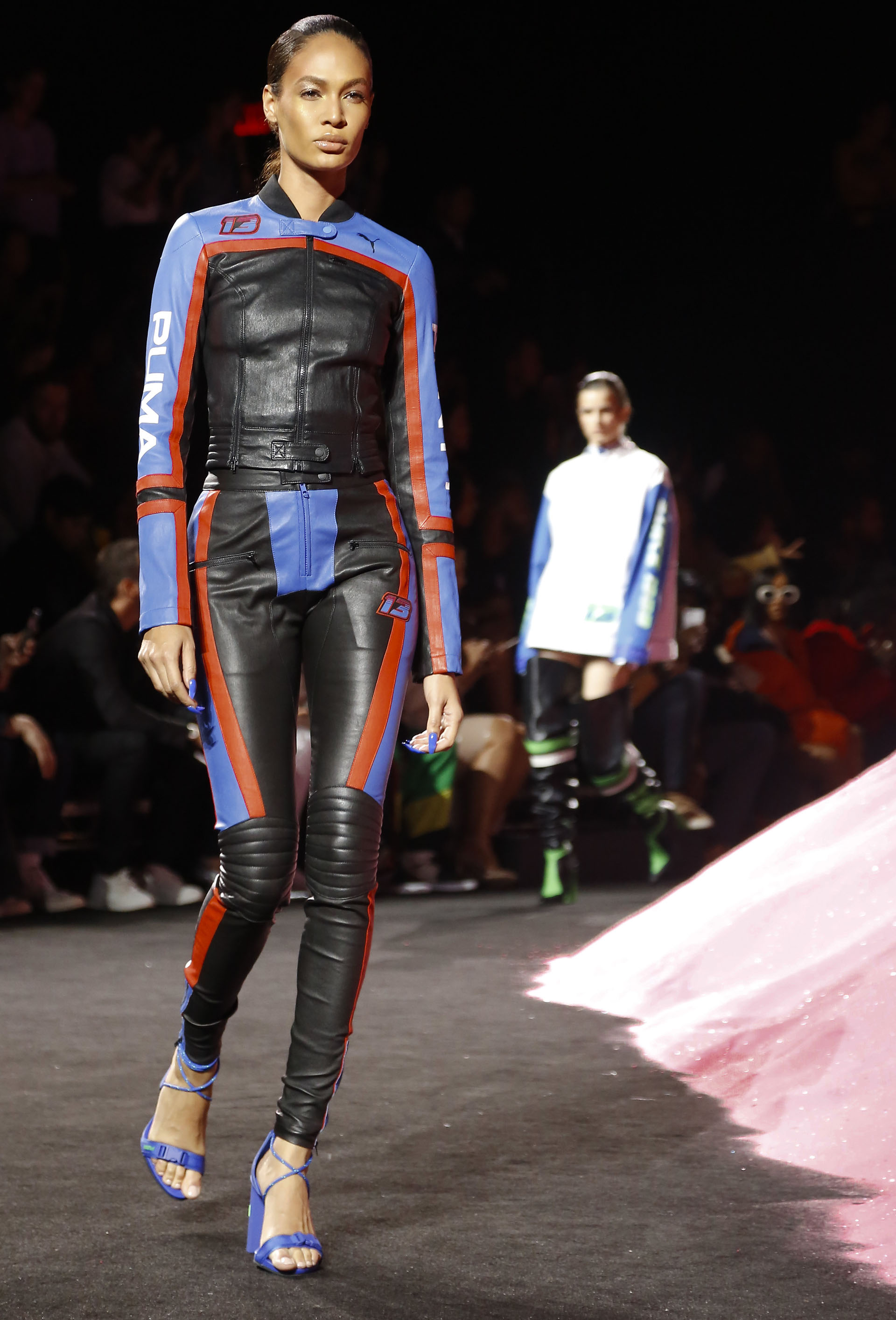 El cuero, la novedad de la propuesta de Riri. Diseños de equipos de dos piezas simulando los aires motoqueros (AP Photo/Bebeto Matthews)