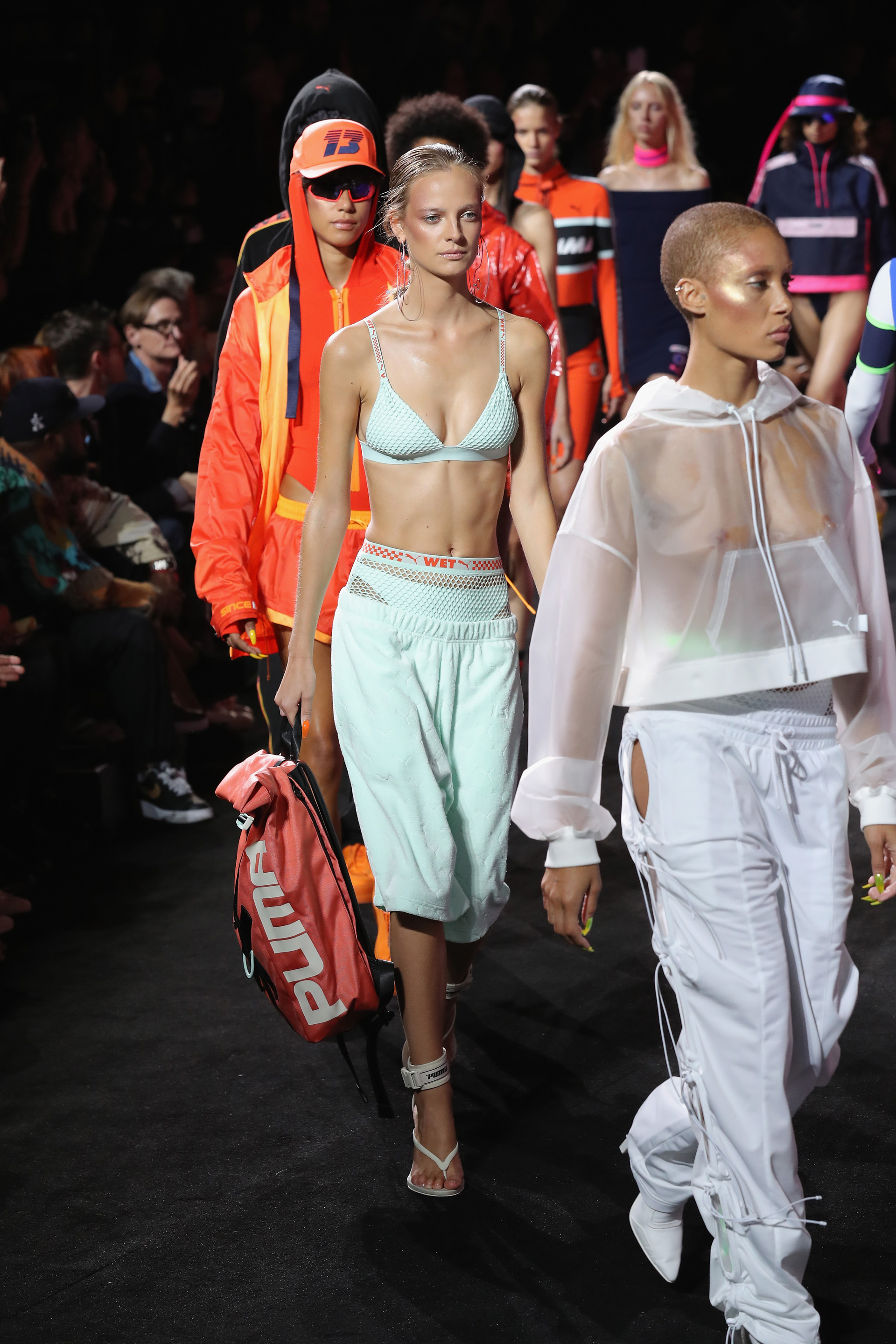 .Presentaron la línea de accesorios en bolsos y anteojos (JP Yim/Getty Images for FENTY PUMA By Rihanna)