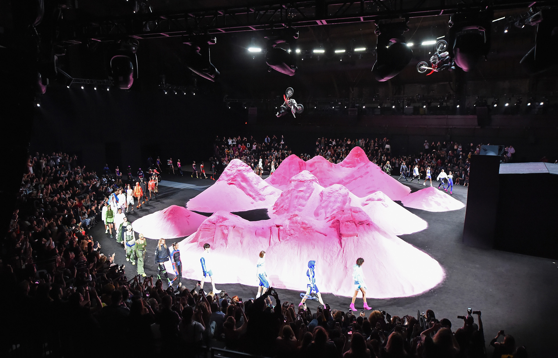 El evento fue todo un espectáculo. Mientras las musas se desplazaban, especialistas de motocross hacían piruetas y trucos de riesgo encima de gigantescas dunas de arena rosada (Dimitrios Kambouris/Getty Images for FENTY PUMA By Rihanna)