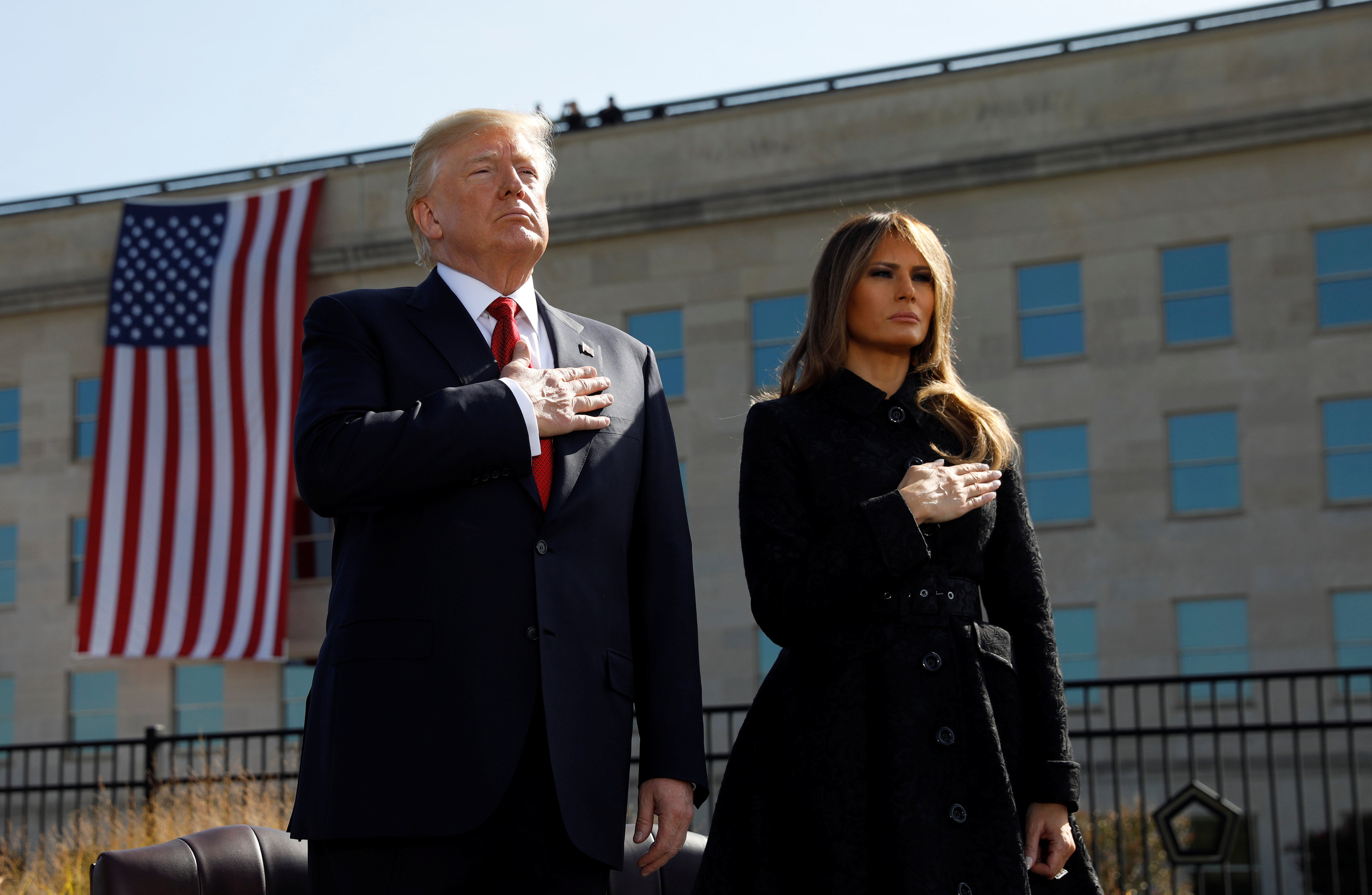 Melania Trump, junto a su marido, escogió el negro, el clásico color de luto, para homenajear a las víctimas en el aniversario del ataque terrorista (REUTERS/Kevin Lamarque)