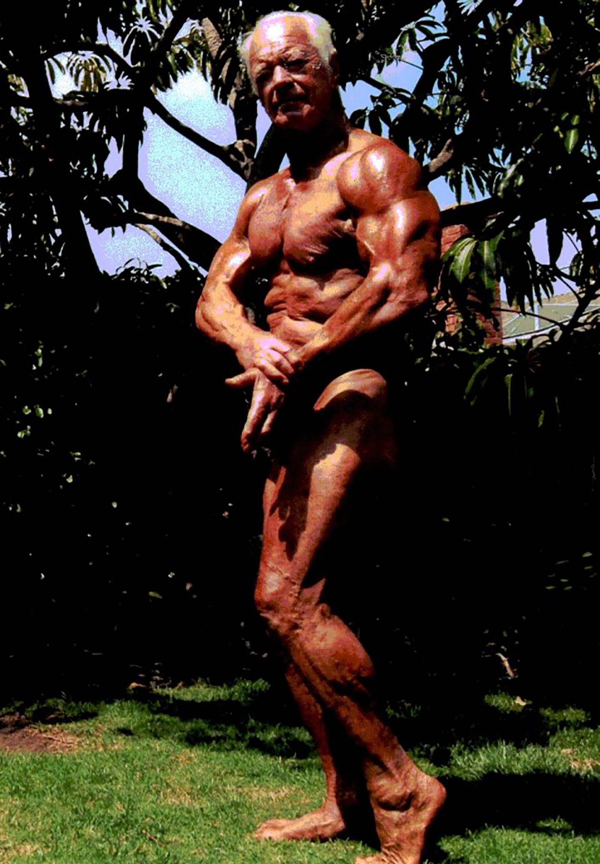 Старики которые выглядят. Джеффри лайф 80 лет. Старики которые выглядят. Старик с длинной бородой. Старик в очках.