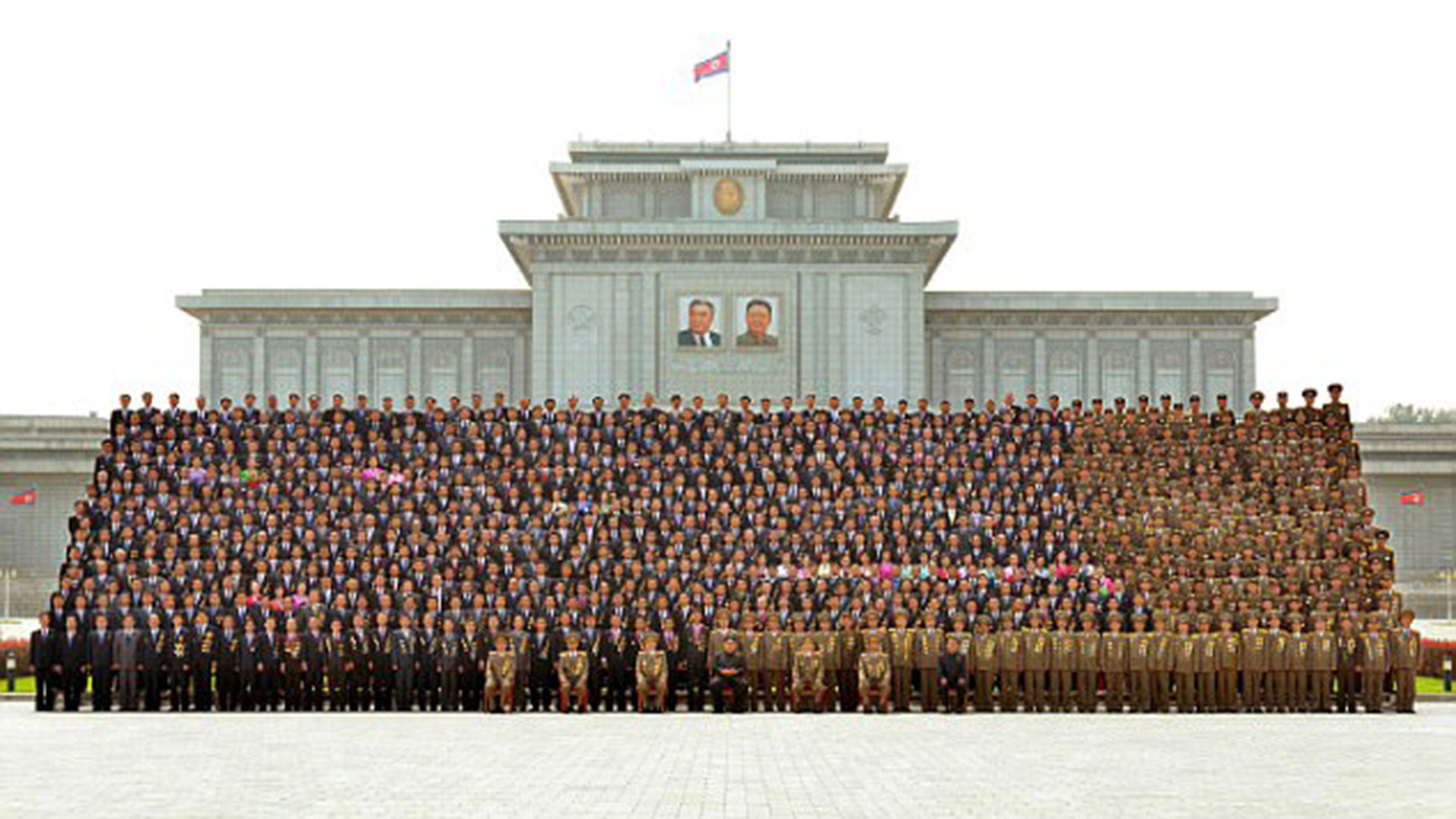 La plana mayor de las Fuerzas Armadas y de la dictadura de Corea del Norte: la mayoría podría eludir un ataque nuclear. No así la población civil, indefensa y engañada durante décadas por Pyongyang