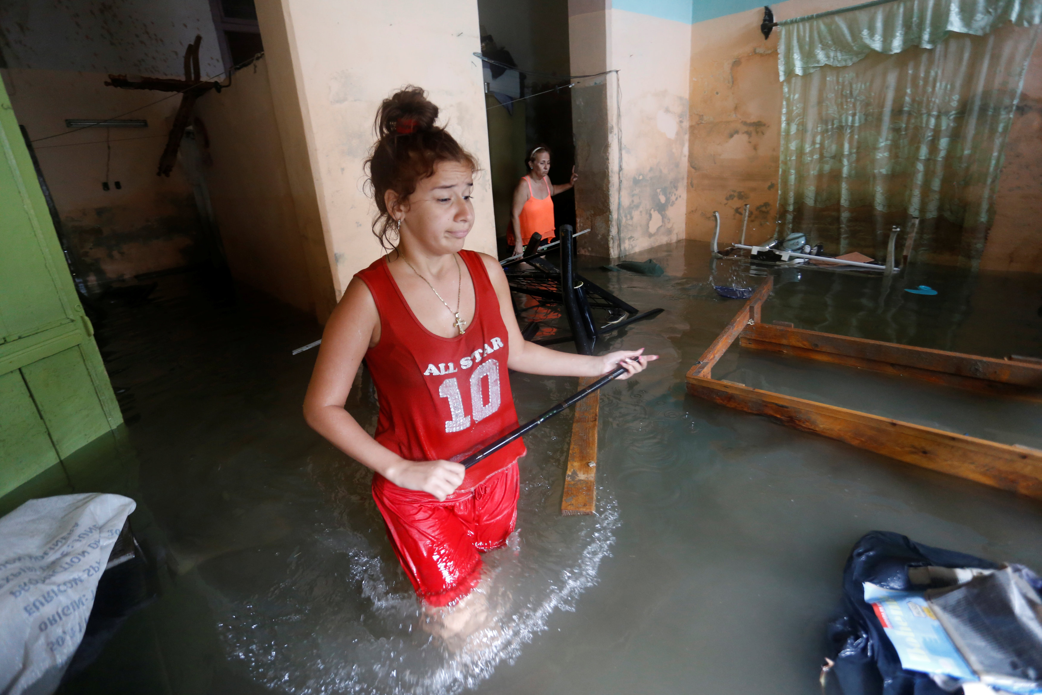 Una mujer con la casa inundada en La Habana (REUTERS)