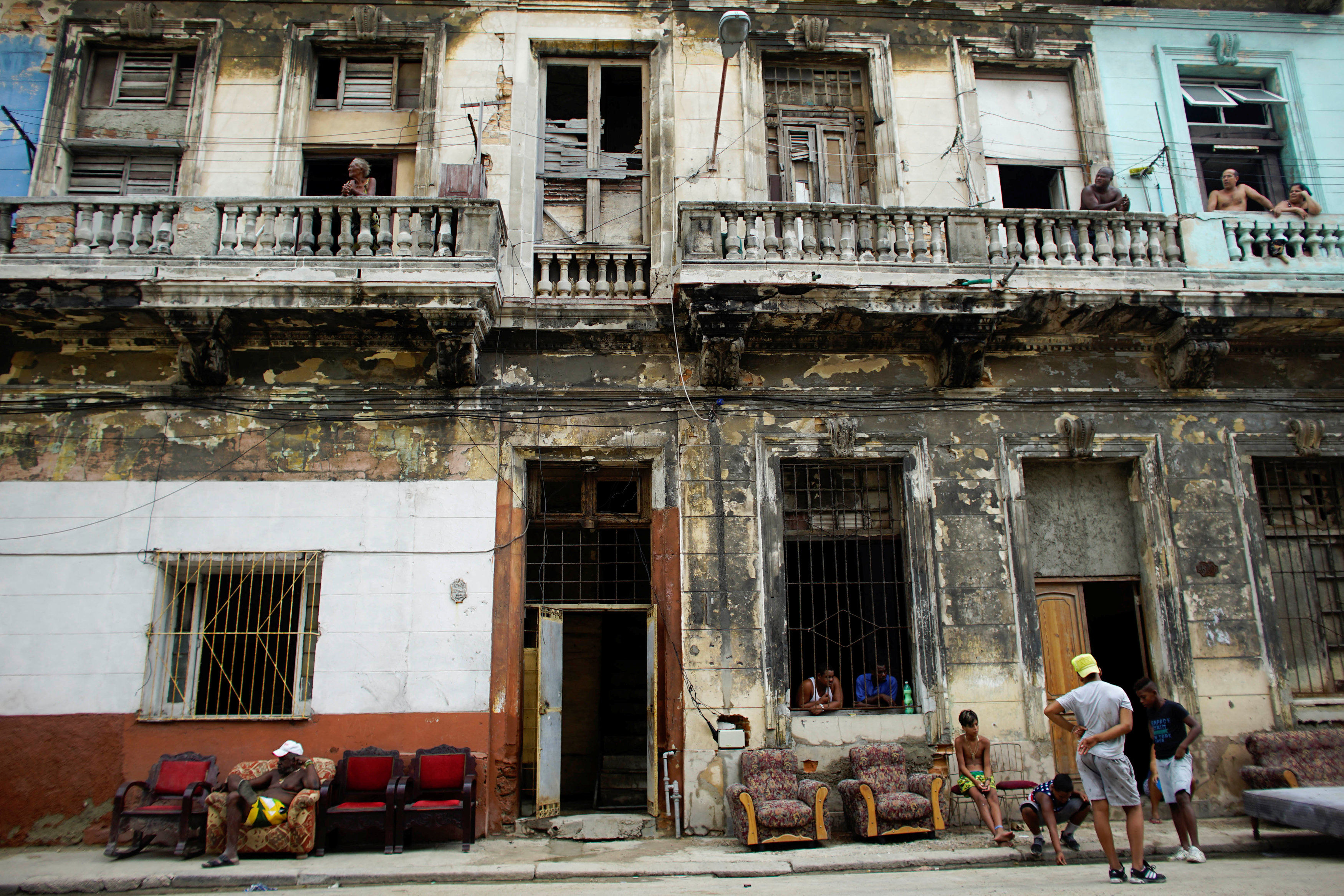 Habitantes de La Habana secan sus muebles en la calle. (REUTERS