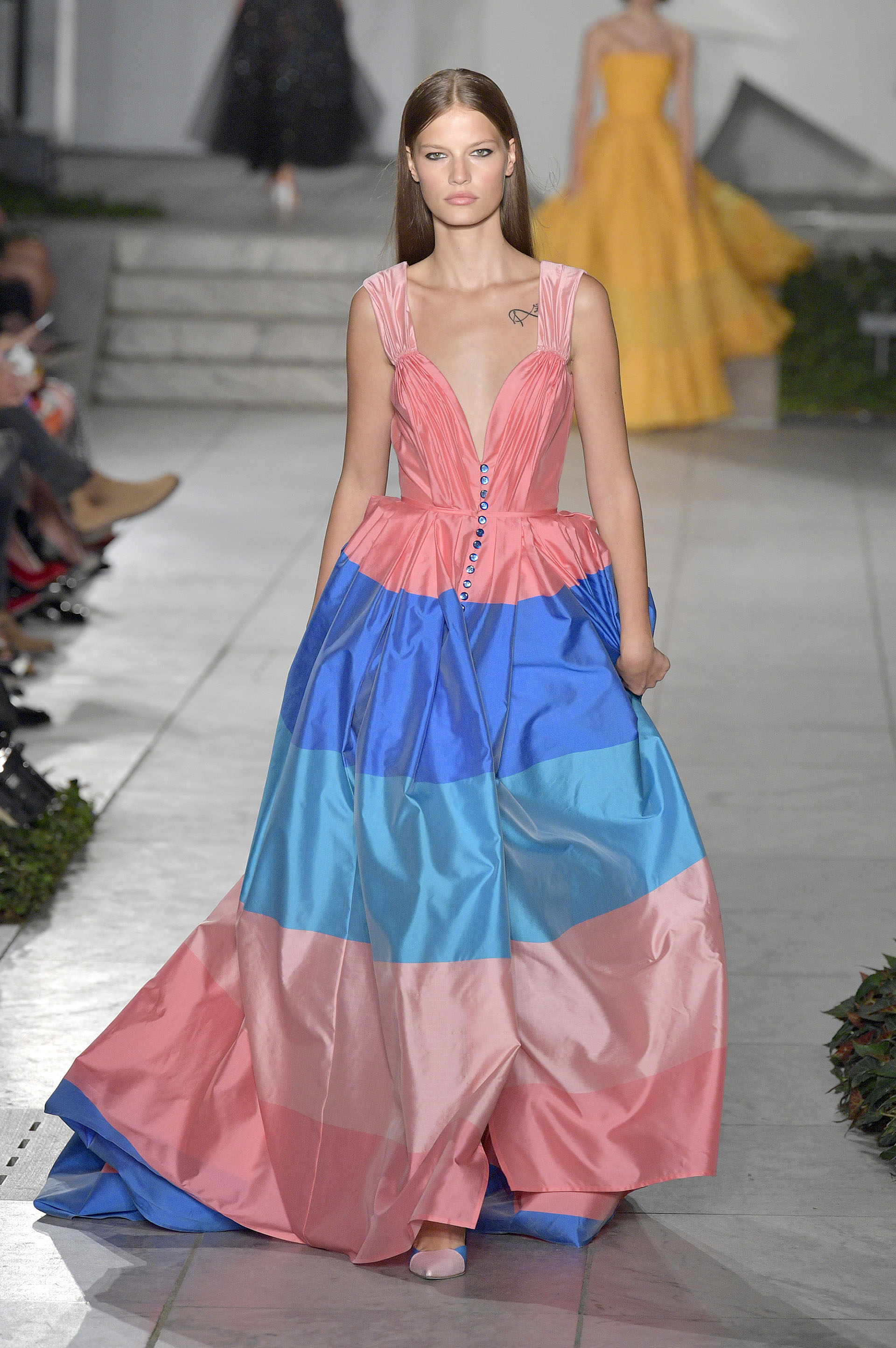 Un gran escote V y sin mangas, en taftan y gama de colores rosa y azules. Los stiletto elegidos son del mismo genero y a tono del diseño (Photo by Slaven Vlasic/Getty Images For TRESemme Carolina Herrera)