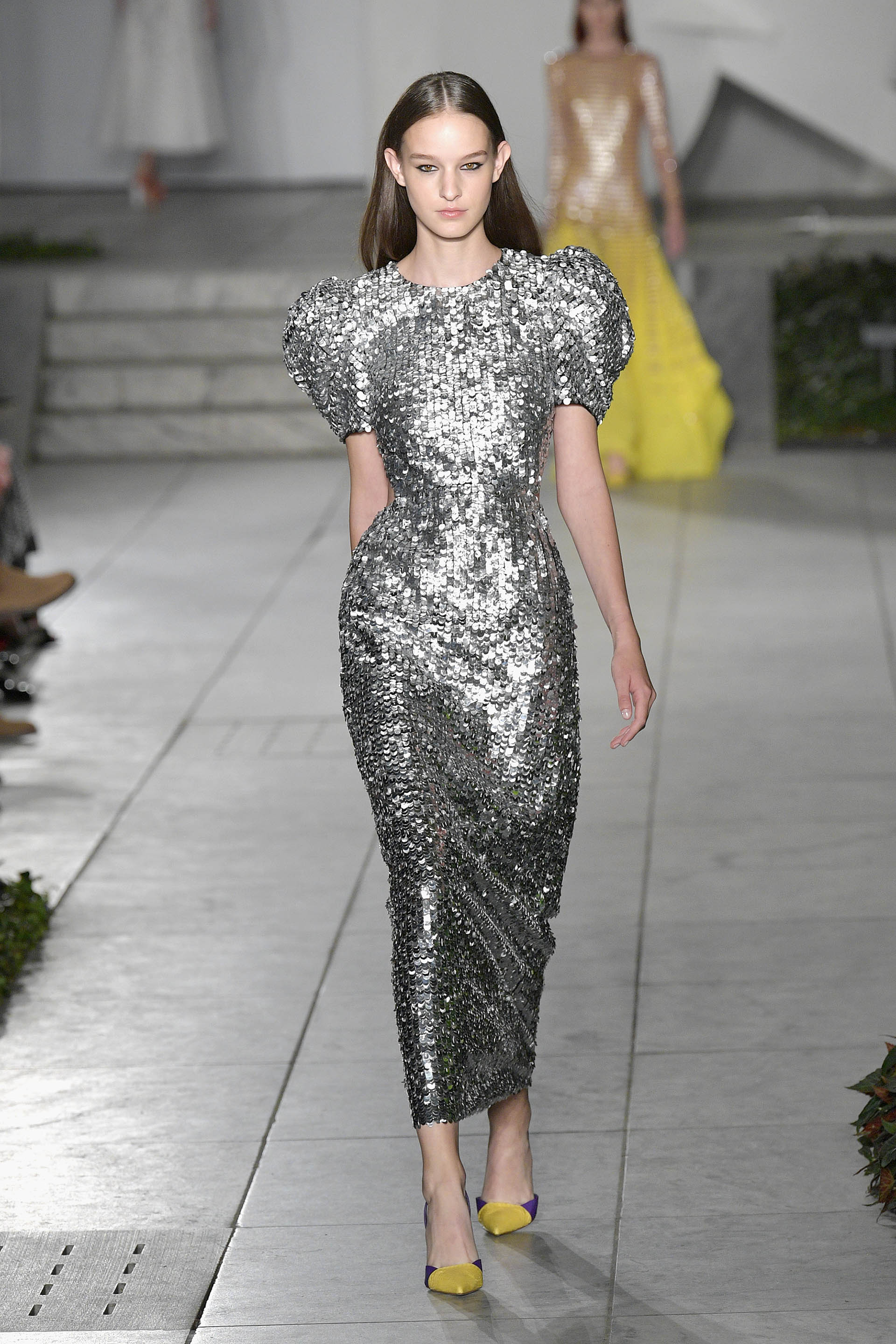 El metalizado, otra tendencia que pisó fuerte durante la Semana de la Moda en Nueva York (Slaven Vlasic/Getty Images For TRESemme Carolina Herrera)