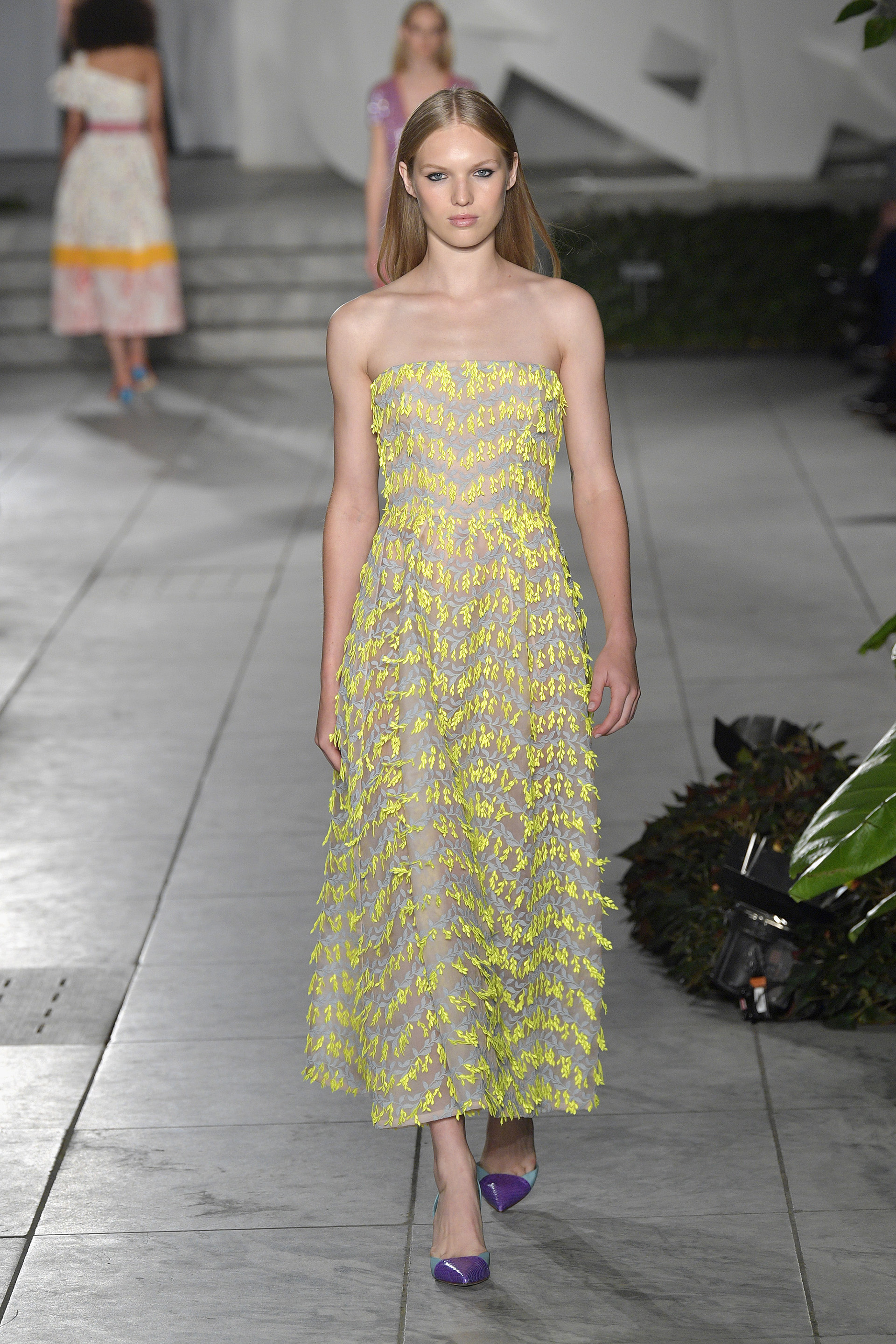 Vestidos con corte midi (Slaven Vlasic/Getty Images For TRESemme Carolina Herrera)