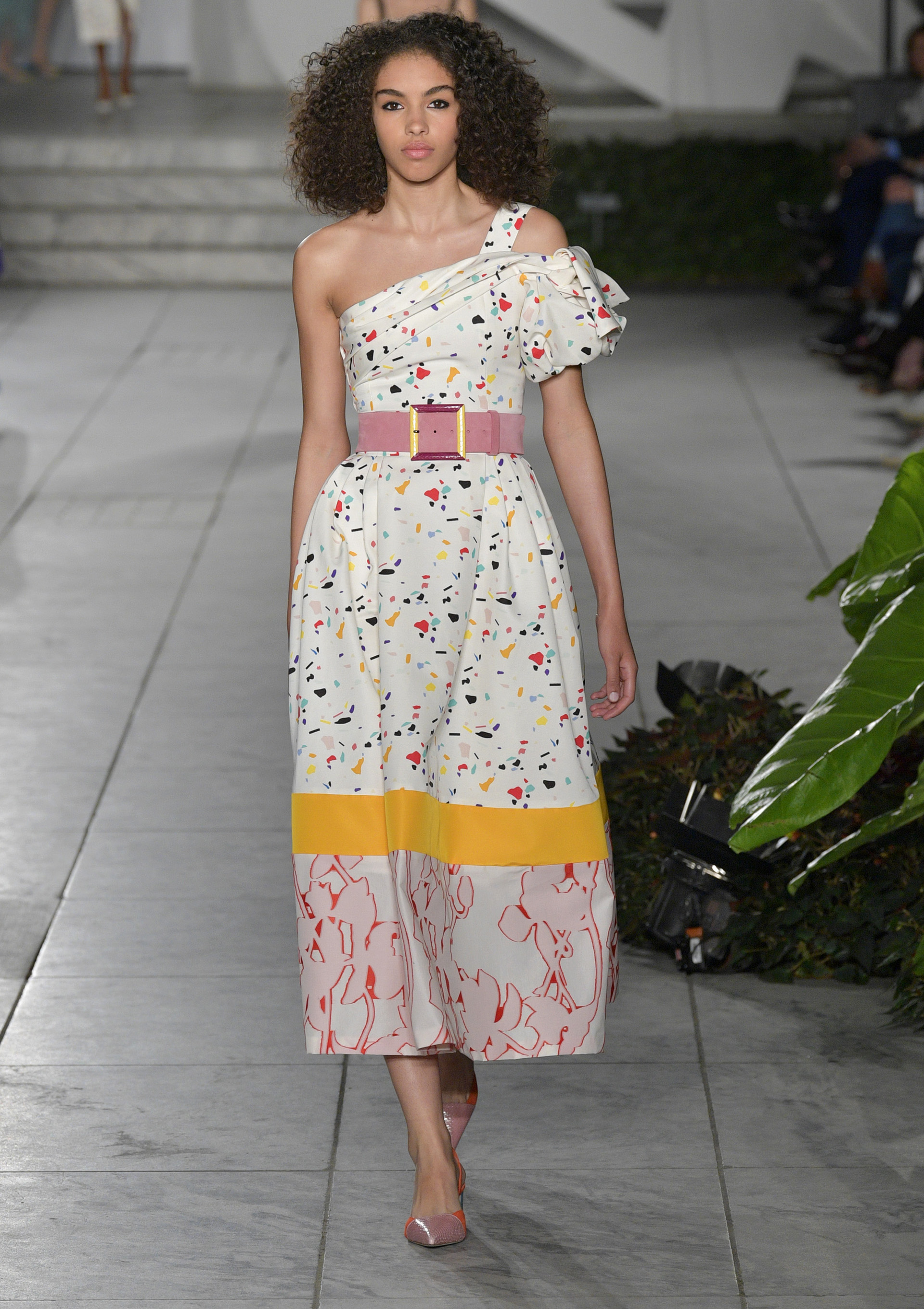 Modelos con aires retro también inspiraron a la diseñadora venezolana en sus creaciones (Slaven Vlasic/Getty Images For TRESemme Carolina Herrera)