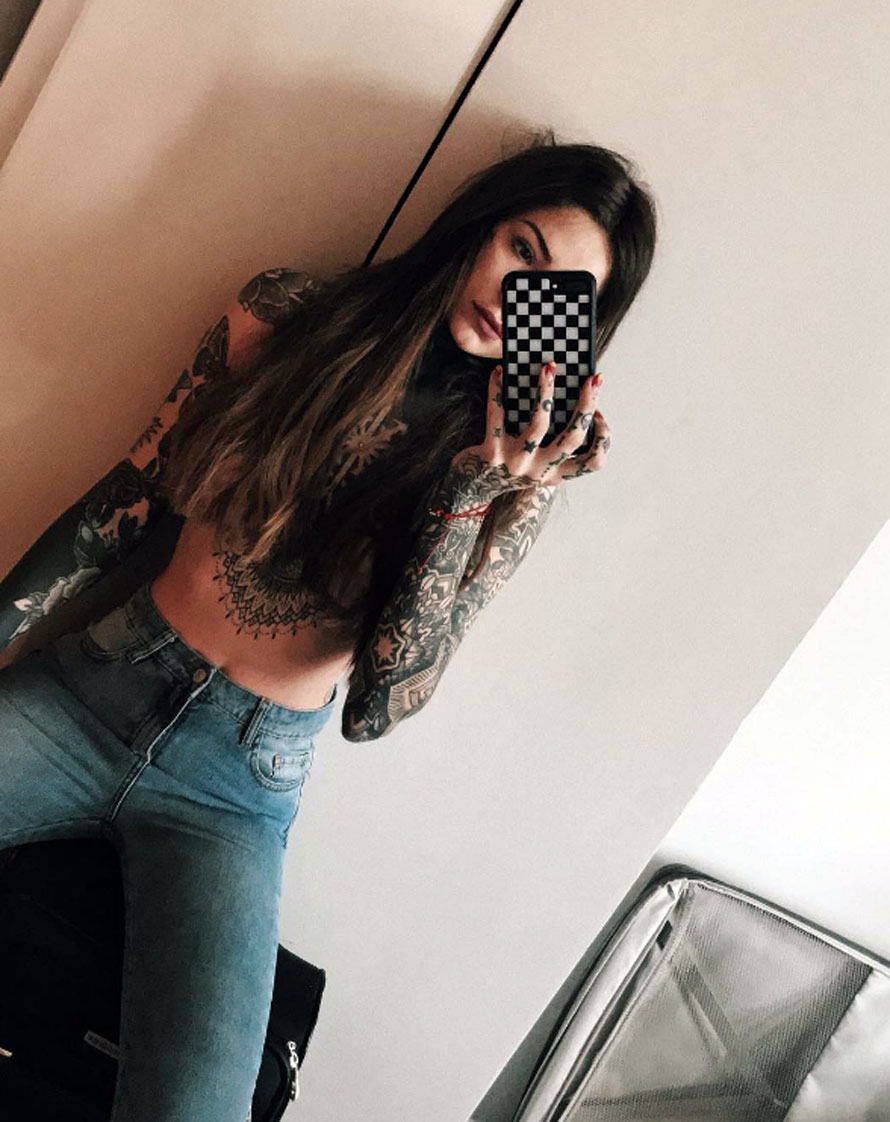 Candelaria Tinelli viajó a Nueva York con su hermana y una amiga. Durante el viaje, la hija del conductor de ShowMatch se sacó una selfie muy hot con el torso desnudo