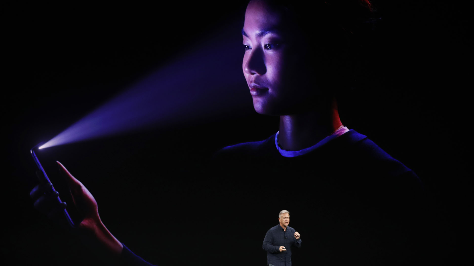 El iPhone X integra la función de reconocimiento facial en 3D (REUTERS/Stephen Lam)