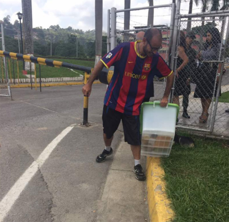 Carlos Julio Rojas, al salir de la prisión de Ramo Verde, el 24 de agosto