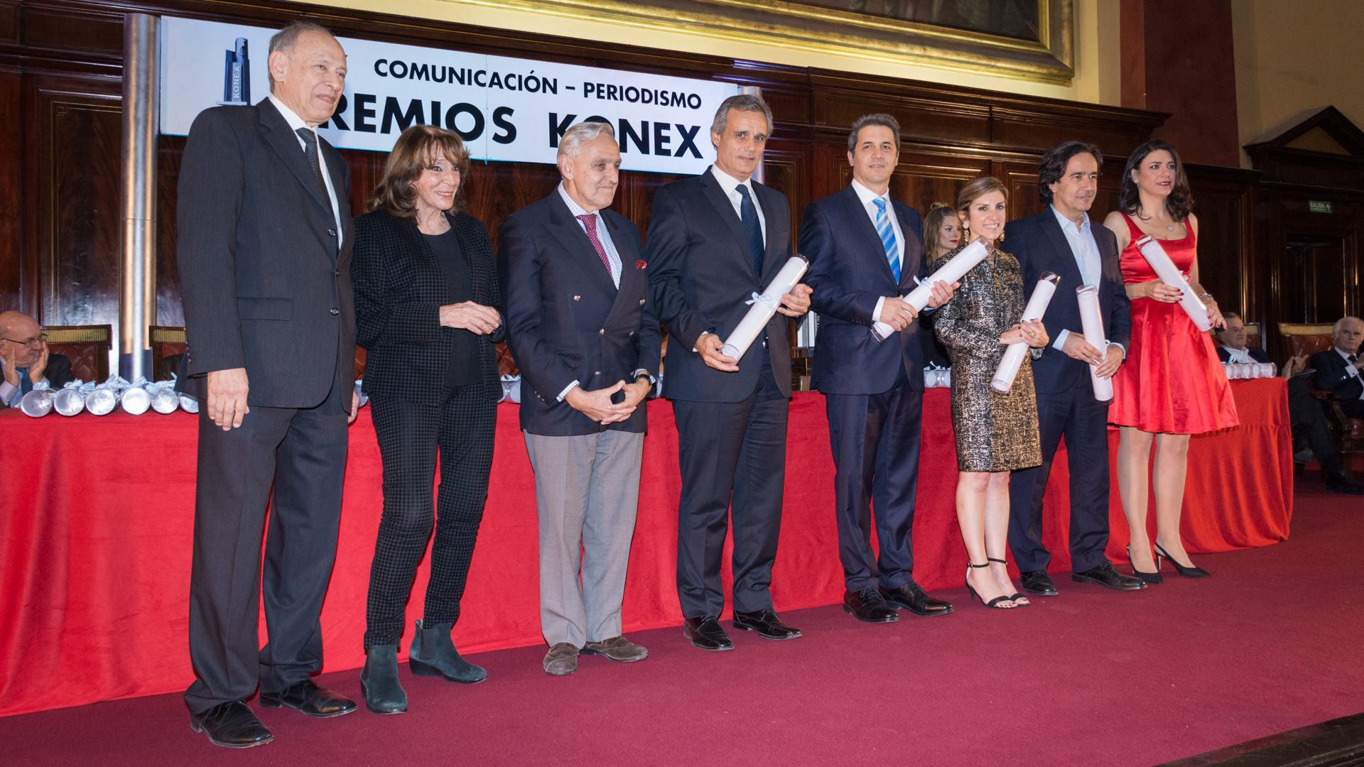Comunicación Institucional: Pablo Armagni, Hernán Da Cunha, Lorena Marino, Mariano Mohadeb y María Florencia Sabatini. Los premios de esta categoría fueron entregado por Rosendo Fraga