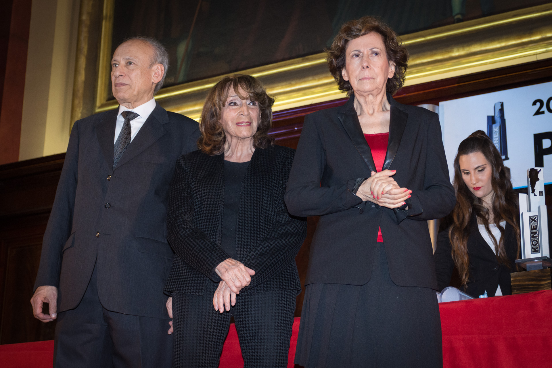Luis Ovsejevich, Magdalena Ruiz Guiñazú y Clara Mariño, secretaria general del Gran Jurado