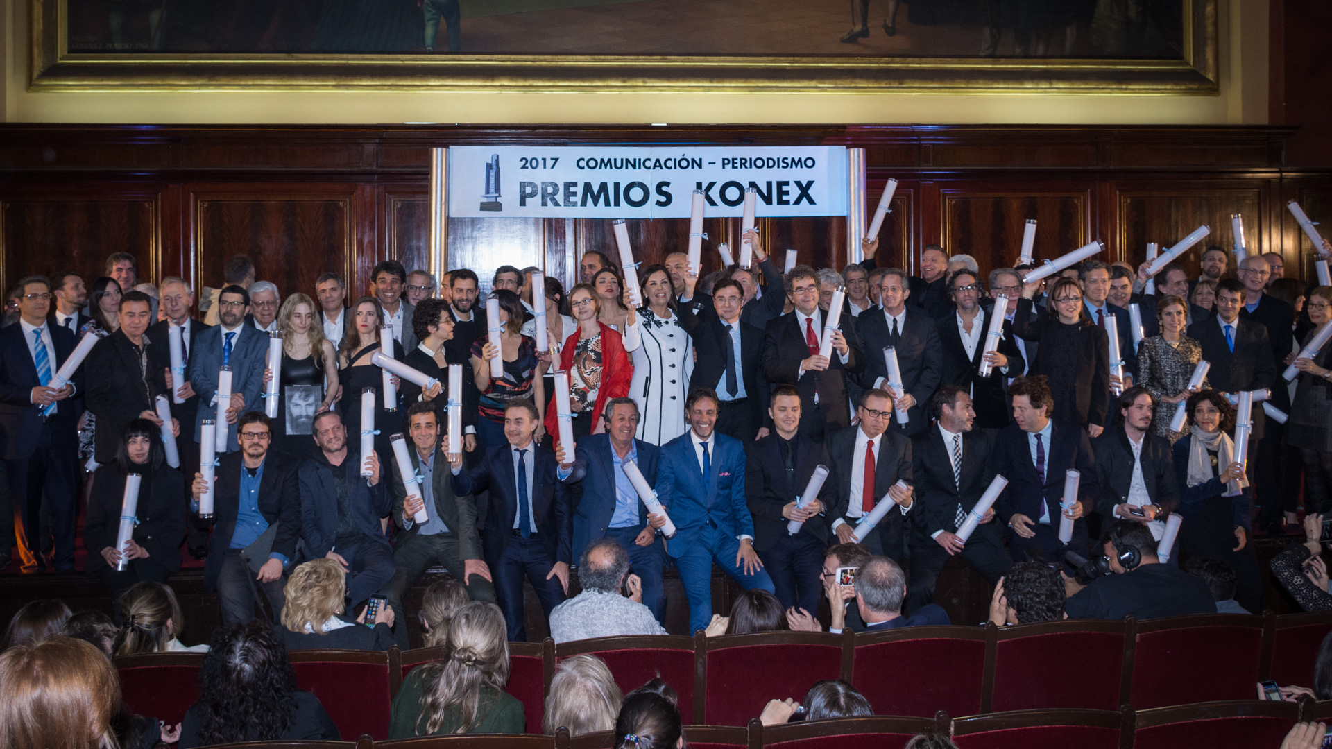 Los ganadores muestran sus diplomas en la gala que se realizó ayer en la Facultad de Derecho de la Universidad de Buenos Aires