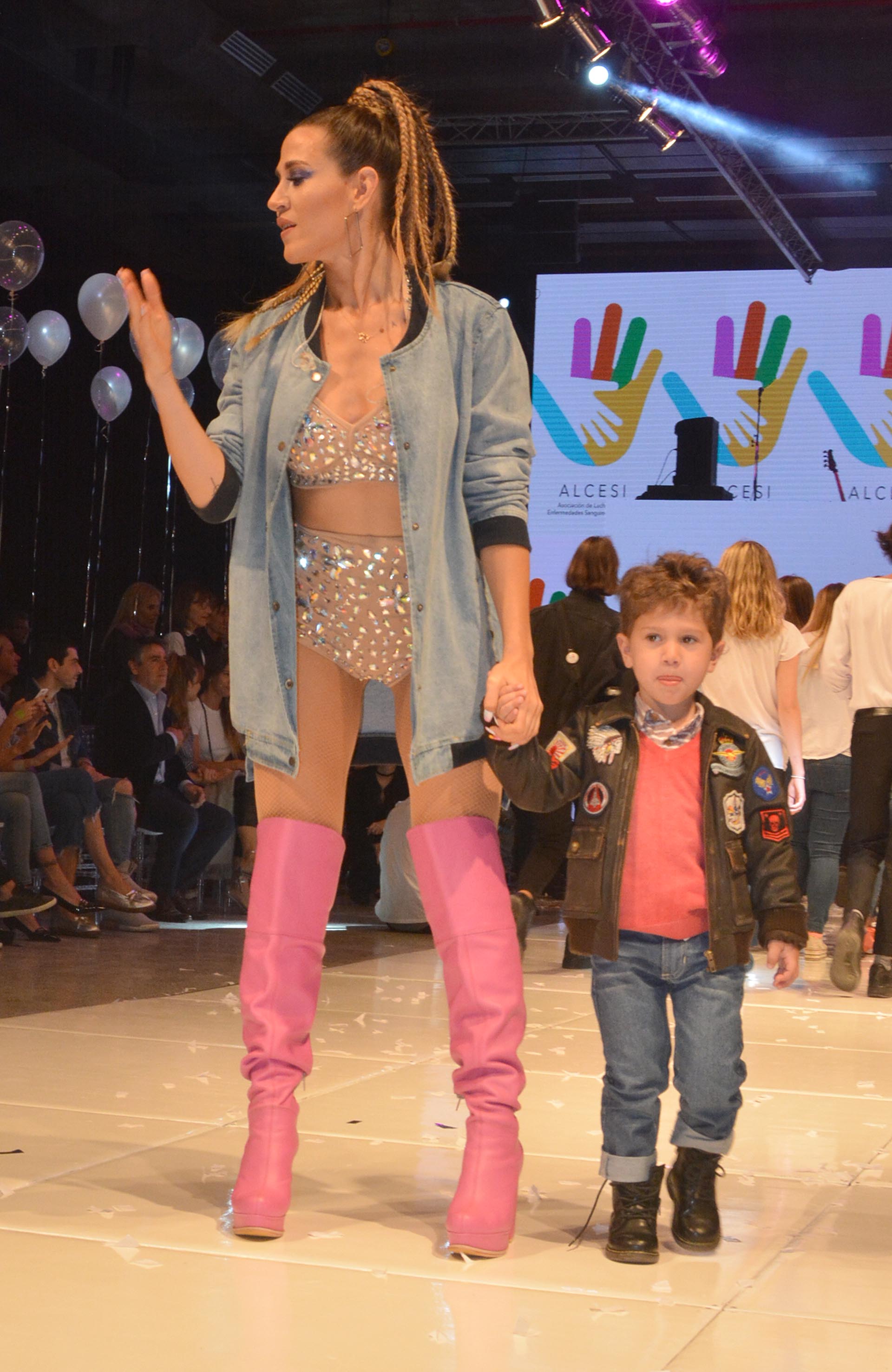 Jimena Barón con su hijo Morrison. Lanzará su disco “La Tonta” el 8 de noviembre en La Trastienda