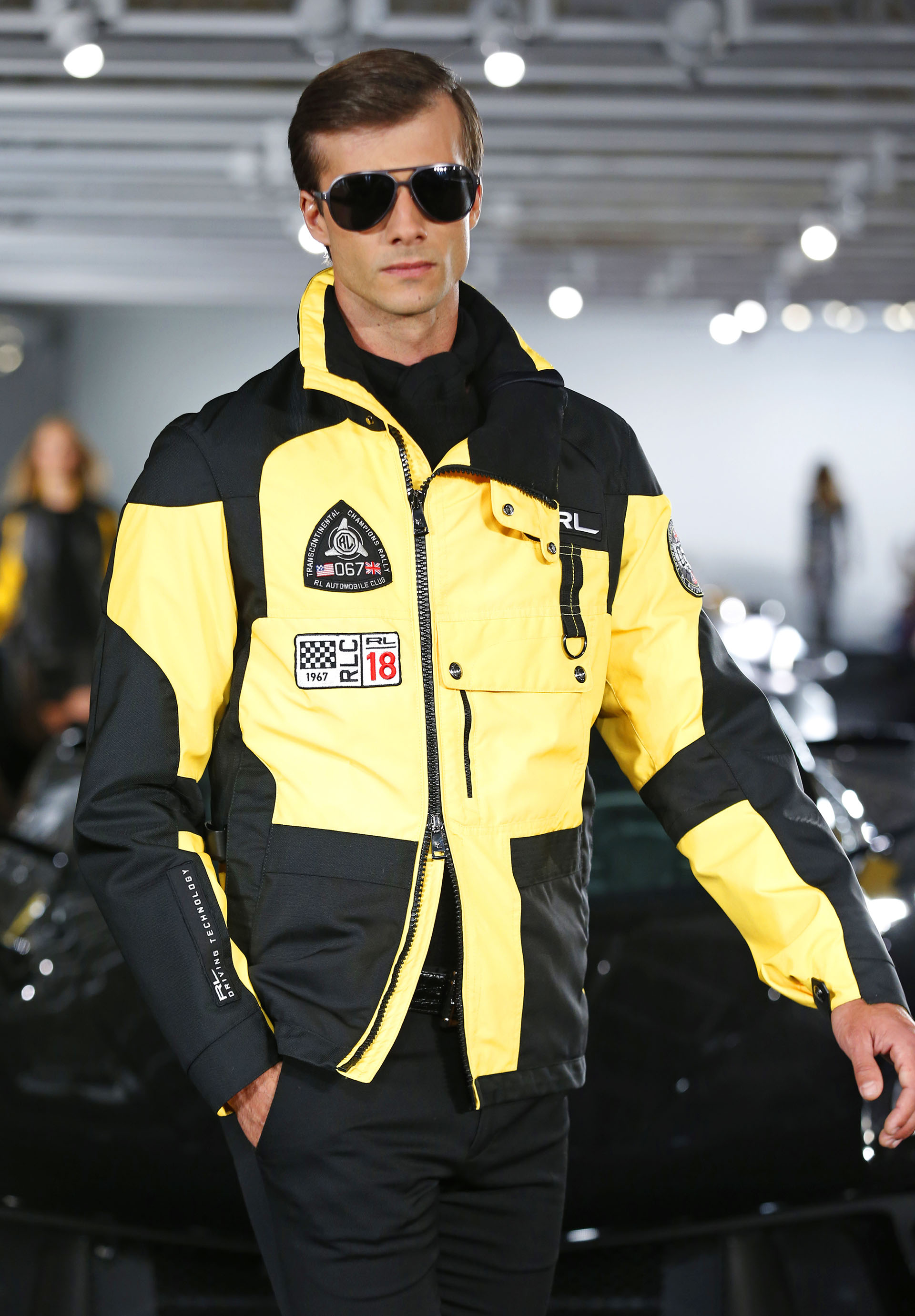 Prendas elegantes que emulan los códigos de vestimenta presentes en las carreras. “Mis coches siempre han sido una inspiración para mí. Los percibo como arte en movimiento”, puntualizó el consagrado diseñador (AP Photo/Kathy Willens)