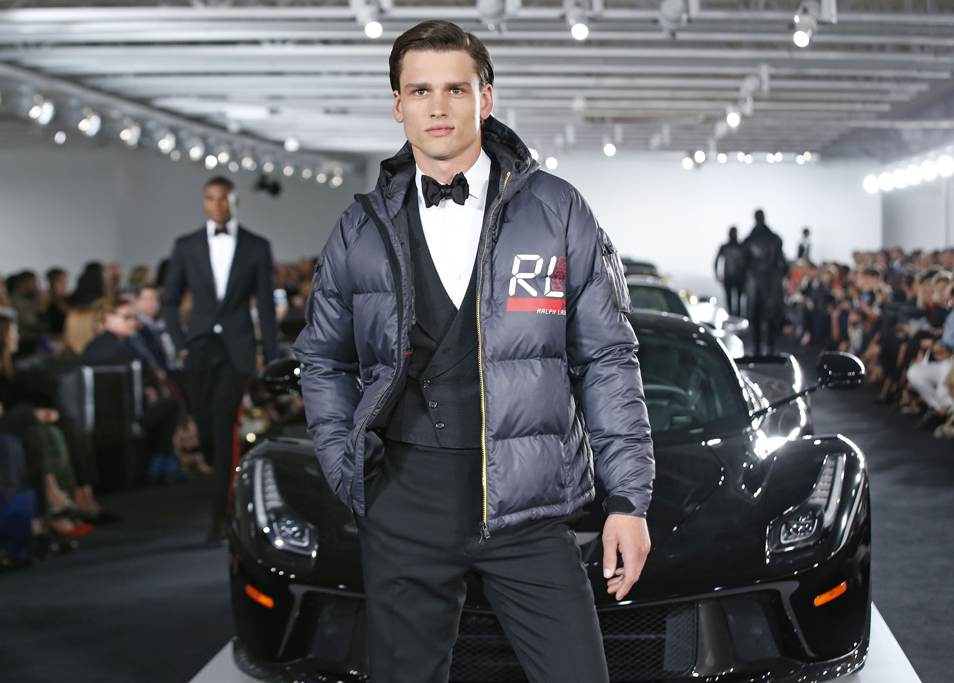 El black tie de etiqueta con adaptaciones inspiradas en el mundo automotor (AP Photo/Kathy Willens)