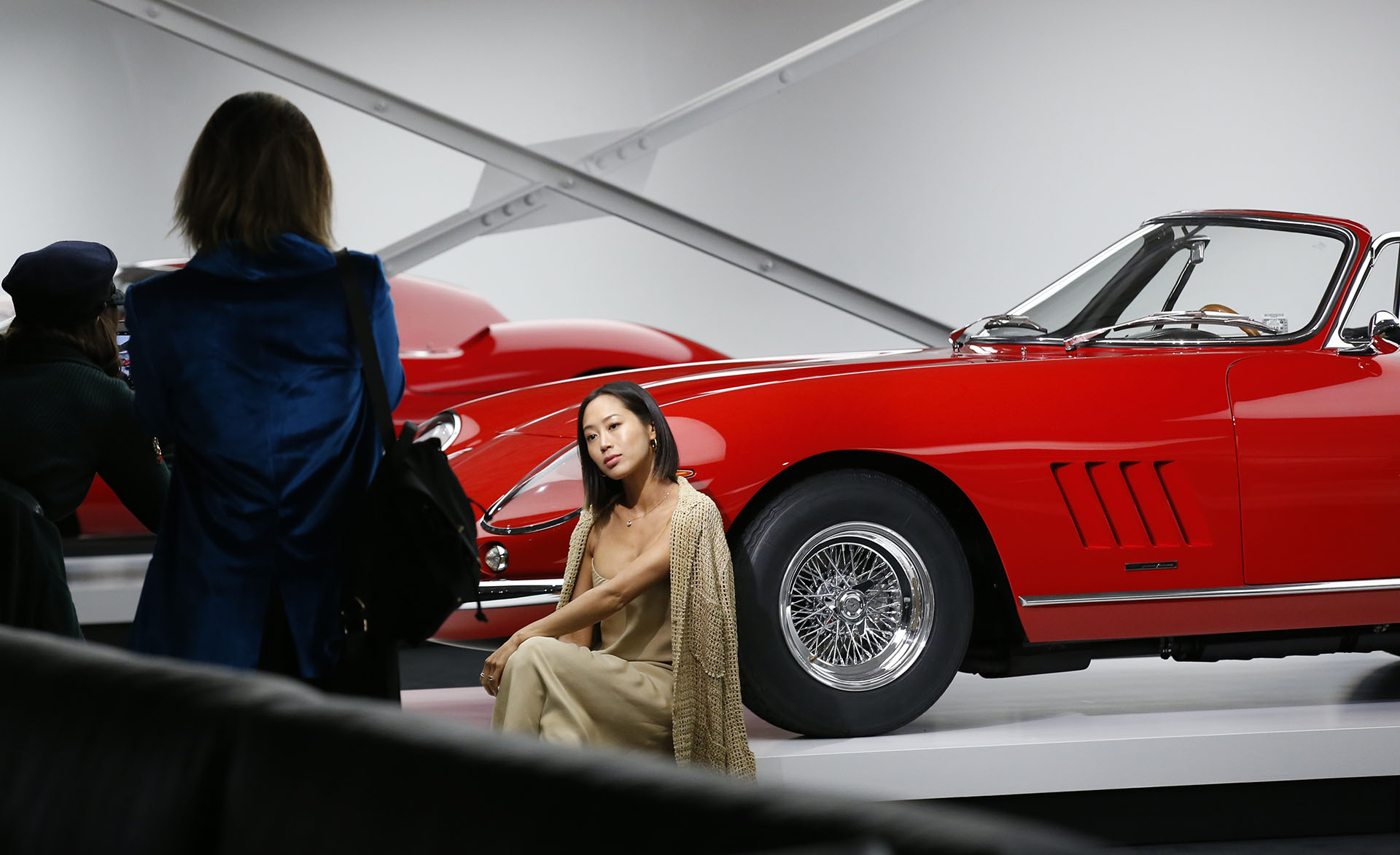 Los invitados de lujo no perdieron la oportunidad para fotografiarse junto a las joyas automovilísticas (AP Photo/Kathy Willens)