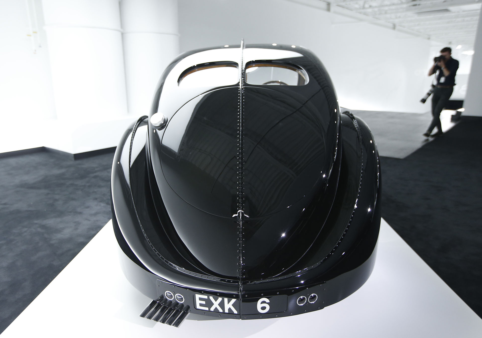 El vehículo clásico modelo Bugatti Type 57SC Atlantic forma parte de la millonaria serie y fue expuesto durante el evento de moda (AP Photo/Kathy Willens)