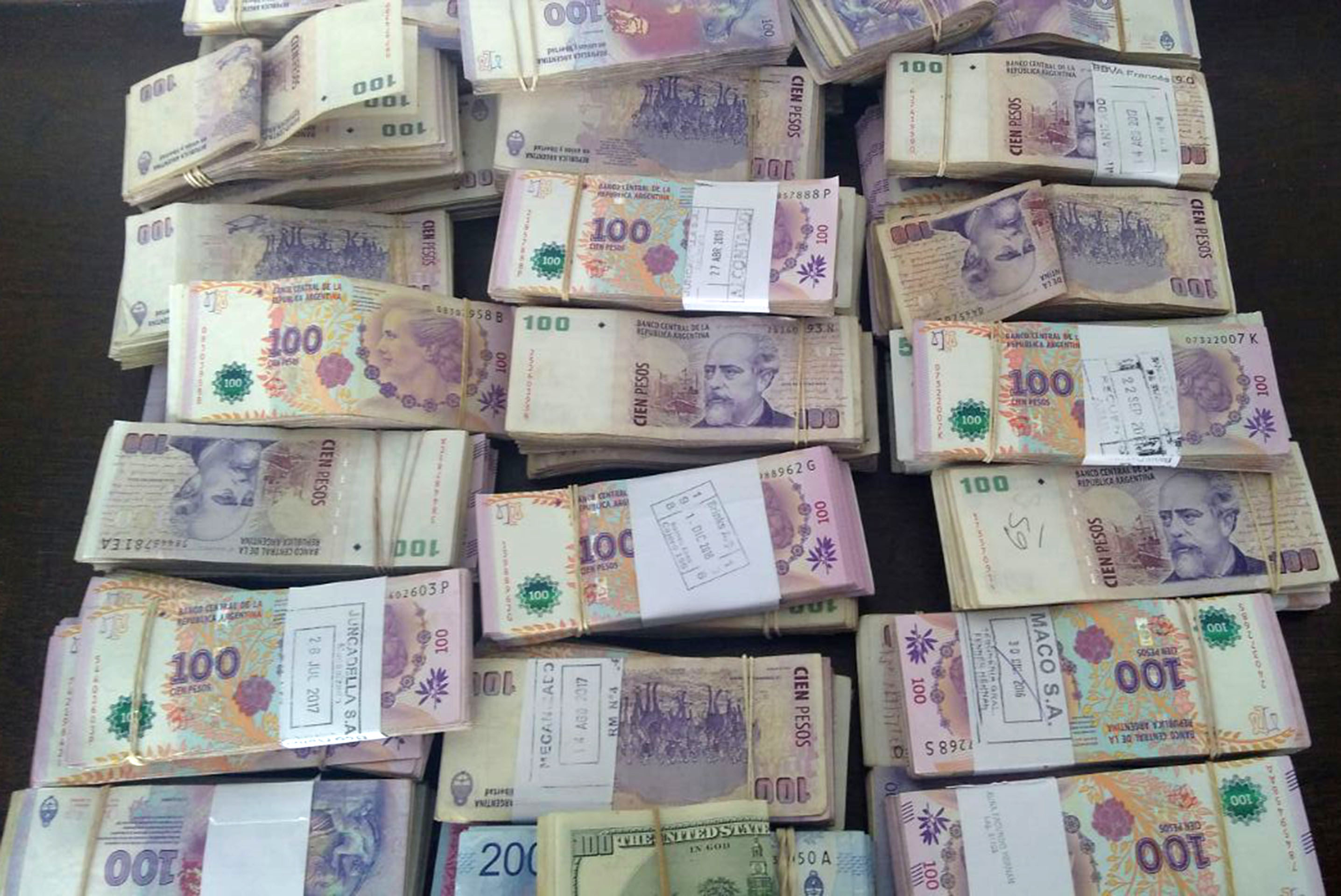 Parte del dinero incautado
