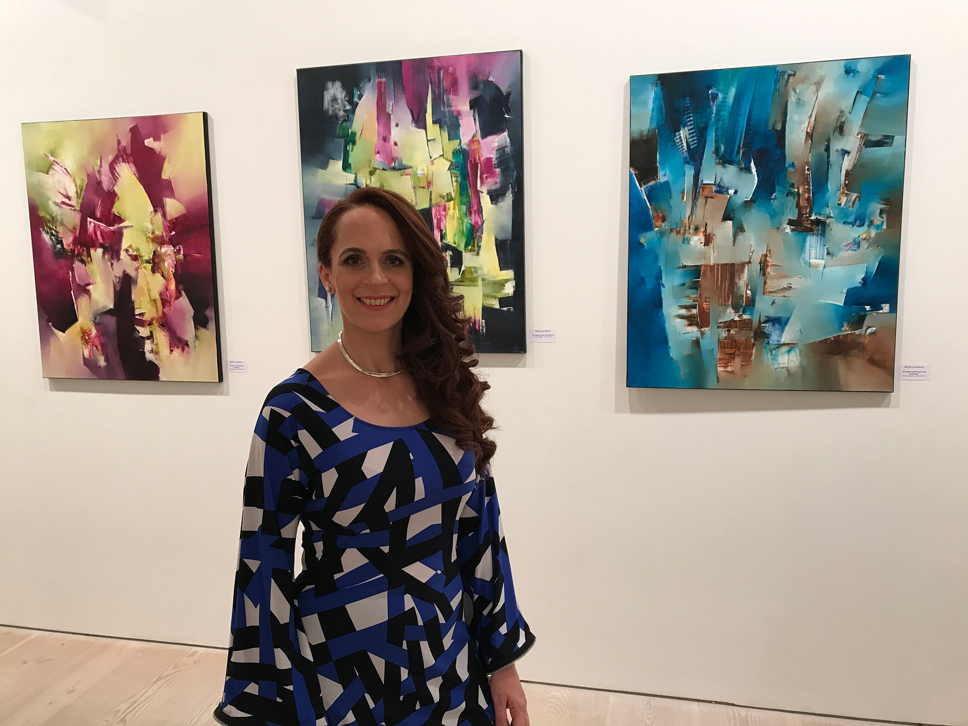 A pocas horas de la inauguración, la artista posa junto a sus obras