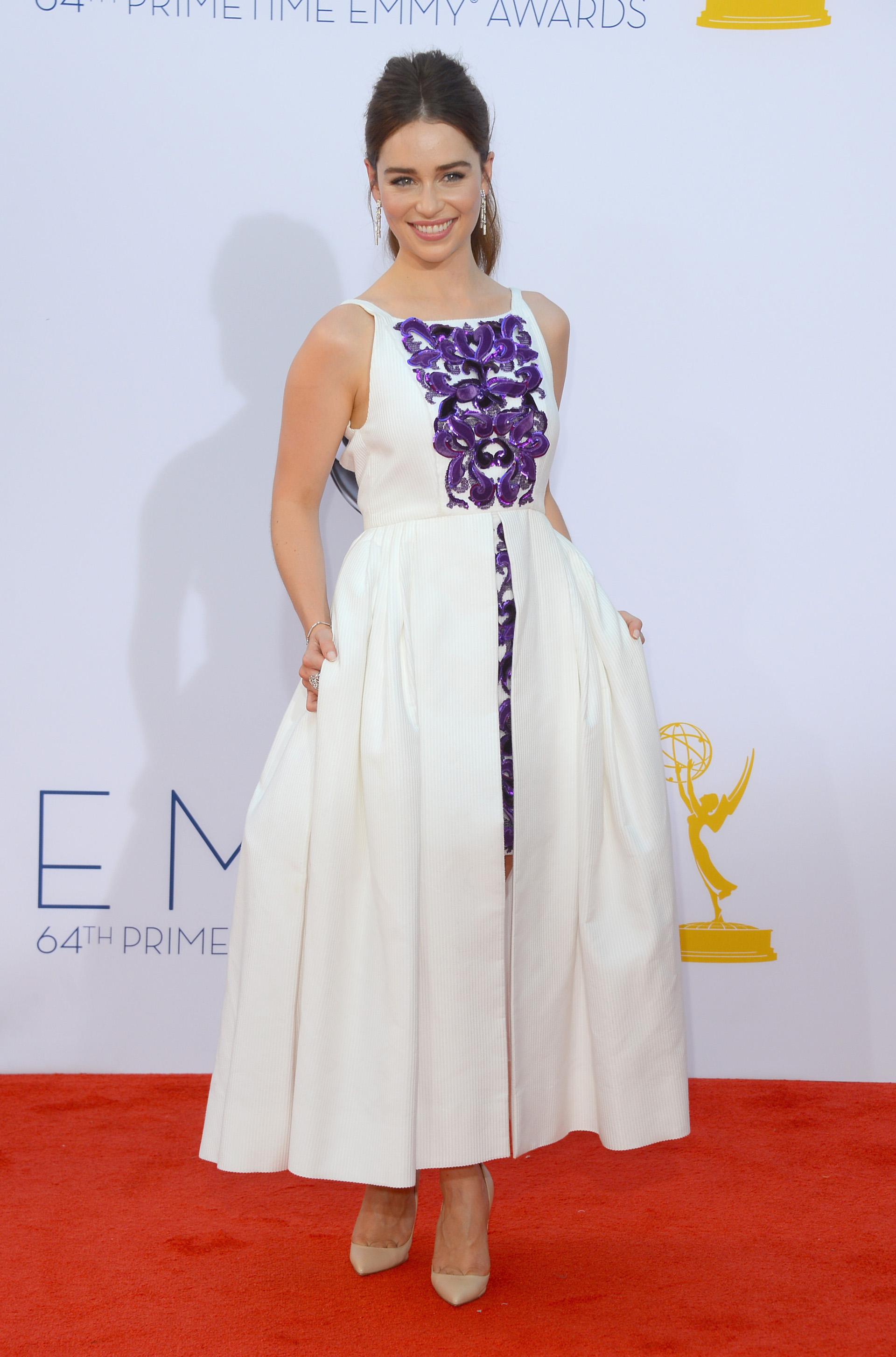 La protagonista de Games of Throne Emilia Clarke brilló con una pieza de corte asimétrico de l maison francesa Chanel para la edición del 2012 (Frazer Harrison/Getty Images)