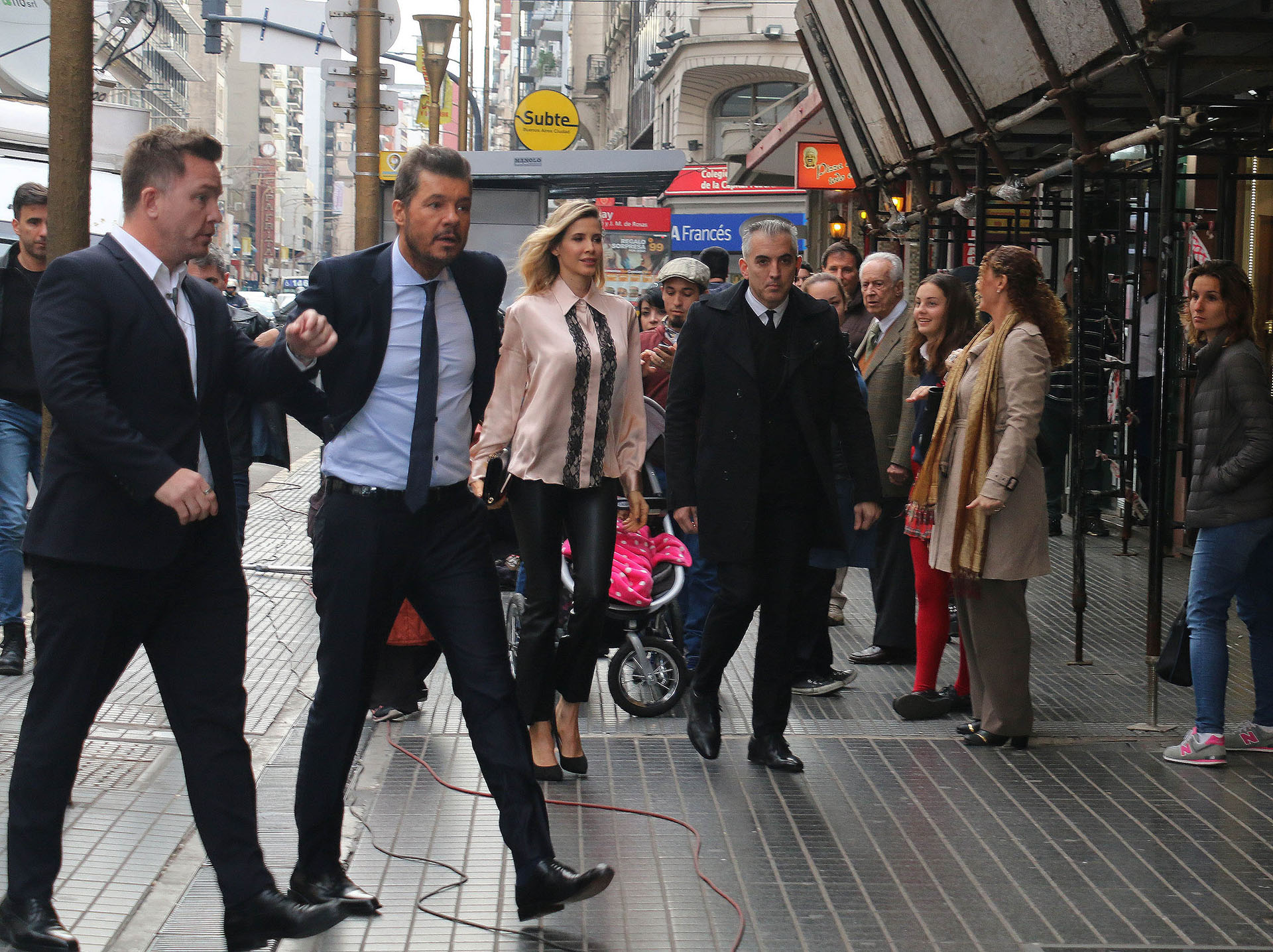 Marcelo Tinelli llegando al homenaje que le realizó el Gobierno de la Ciudad