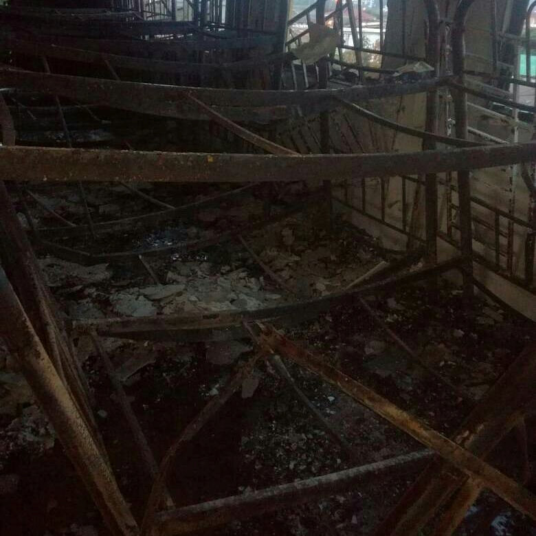 Las aulas, donde se encontraban los estudiantes, quedaron calcinadas. (Reuters)